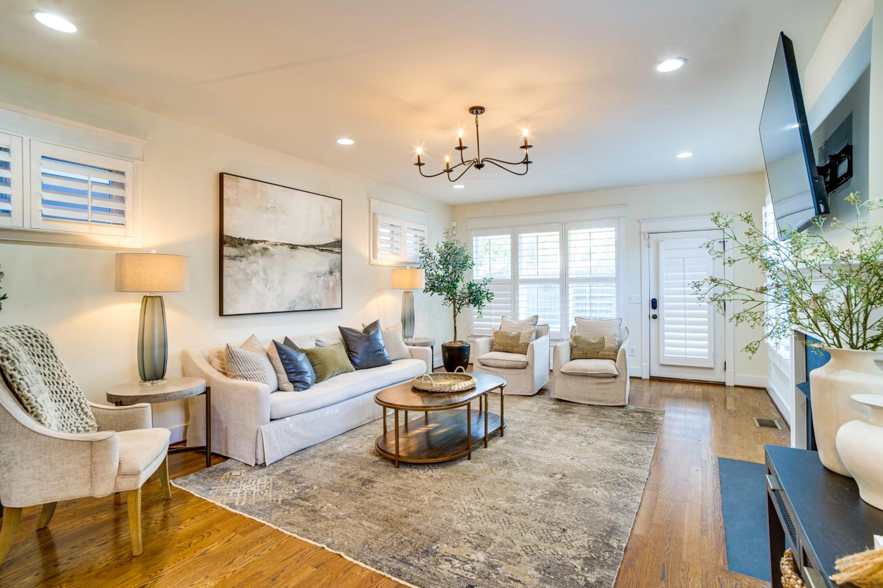 Walk to 12 South Getaway with Outdoor Dining!