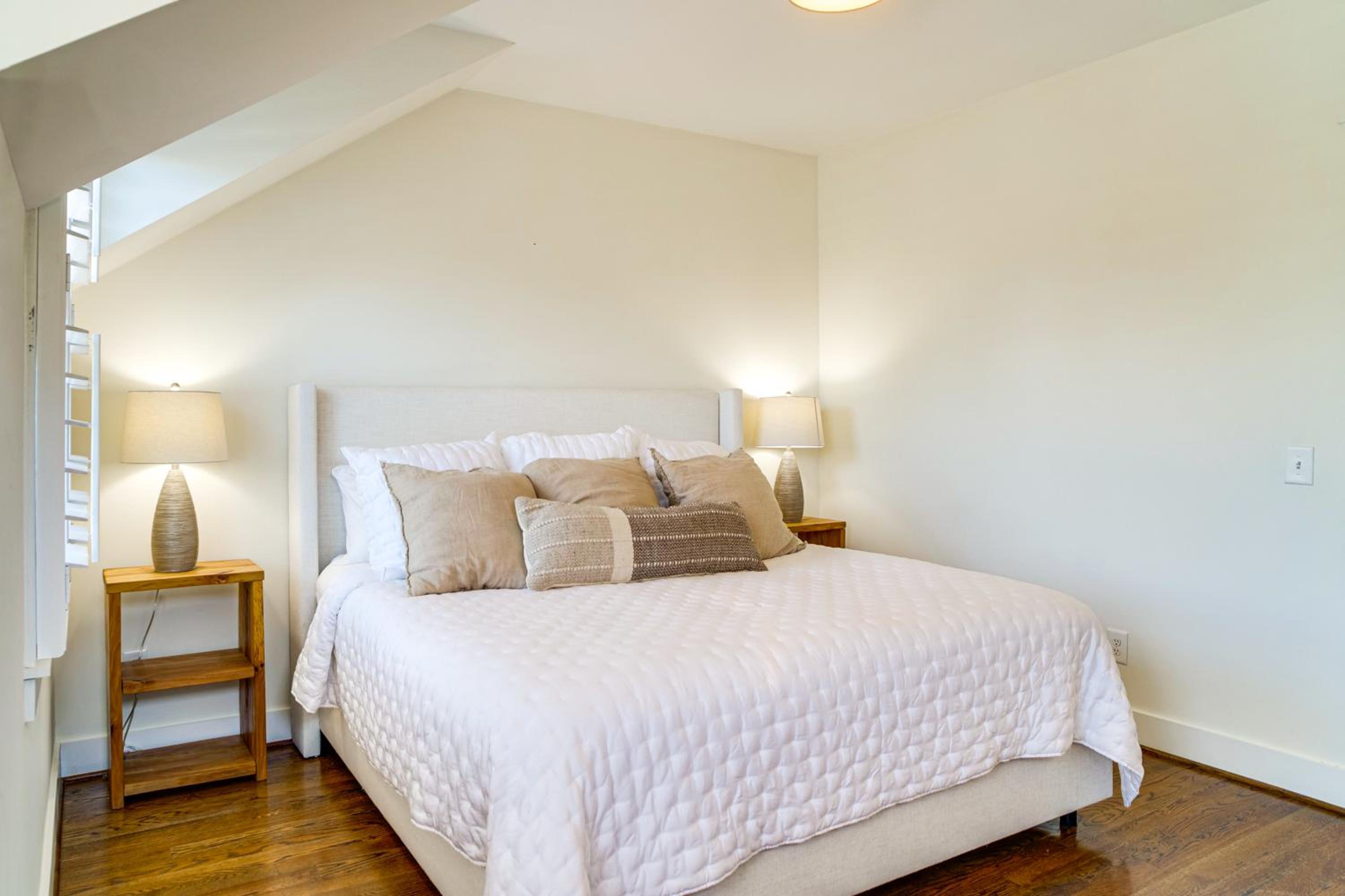 Walk to 12 South Getaway with Outdoor Dining!