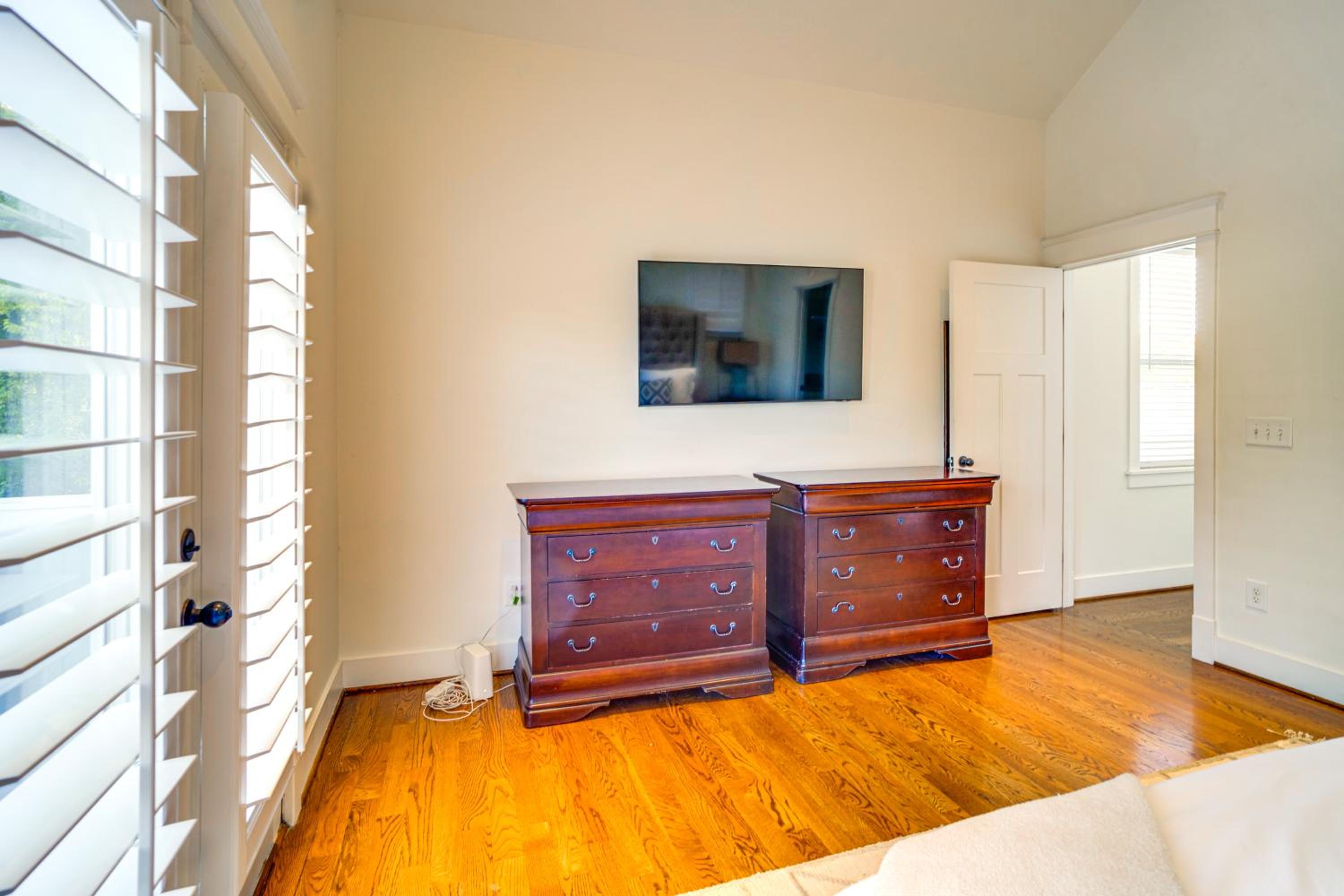 Walk to 12 South Getaway with Outdoor Dining!