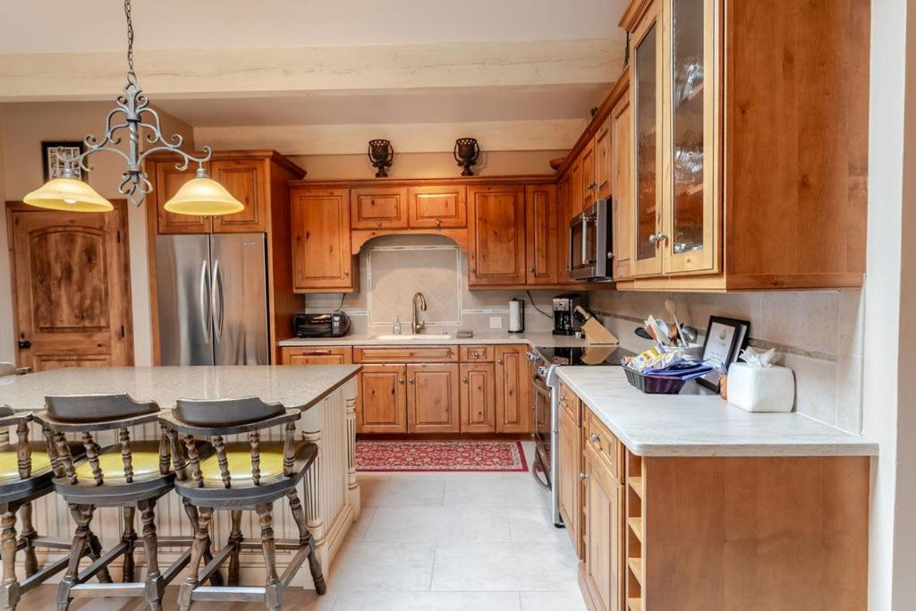 Aspen Downtown 2BR Ski Condo with Fireplace - CD 17 condo