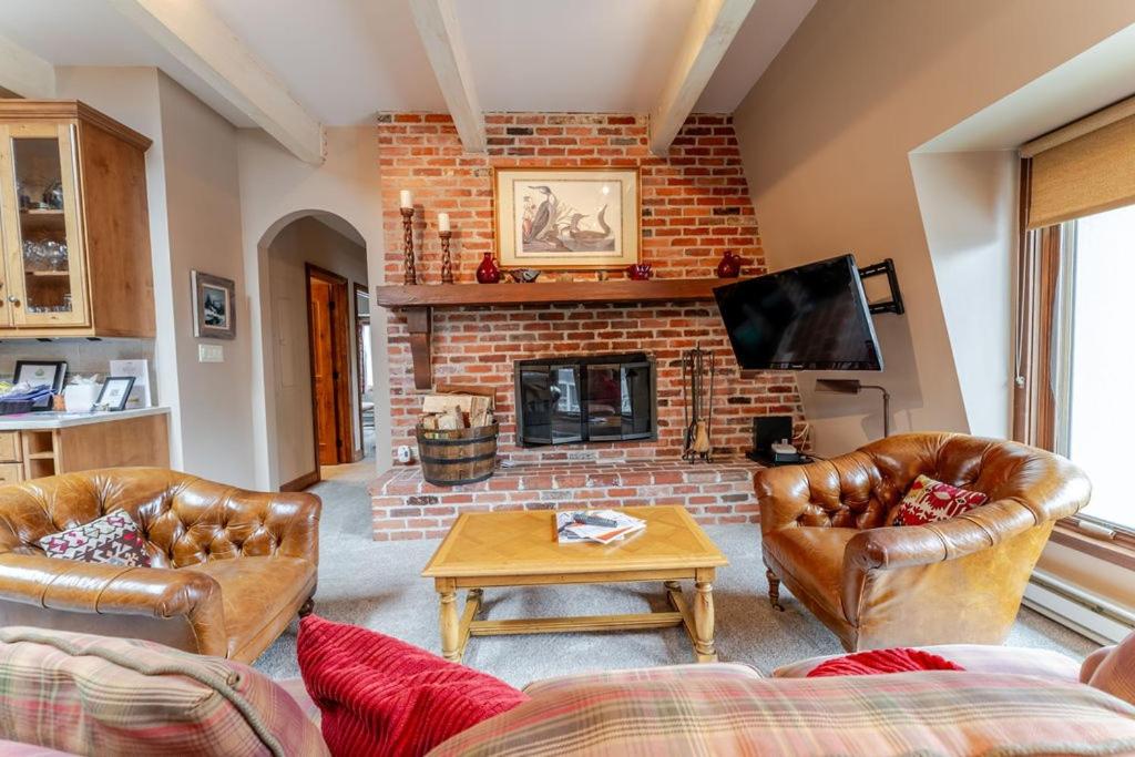 Aspen Downtown 2BR Ski Condo with Fireplace - CD 17 condo
