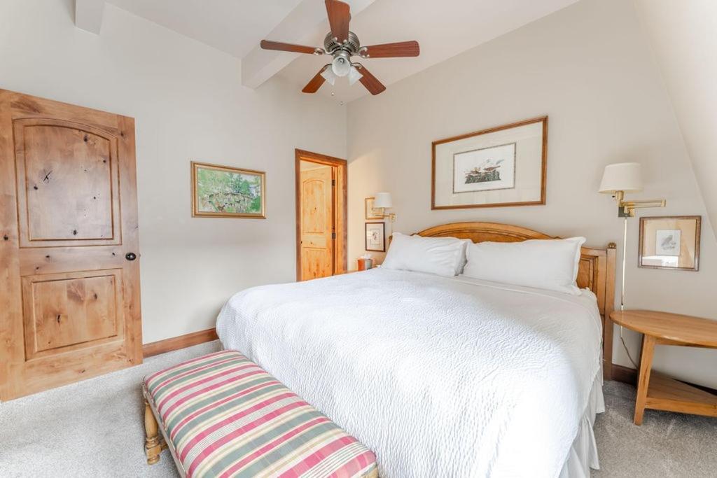 Aspen Downtown 2BR Ski Condo with Fireplace - CD 17 condo