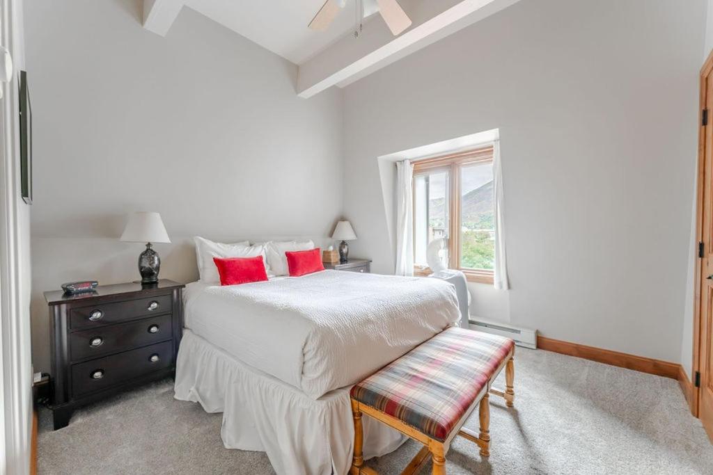 Aspen Downtown 2BR Ski Condo with Fireplace - CD 17 condo