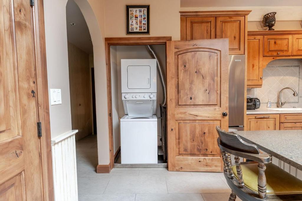 Aspen Downtown 2BR Ski Condo with Fireplace - CD 17 condo