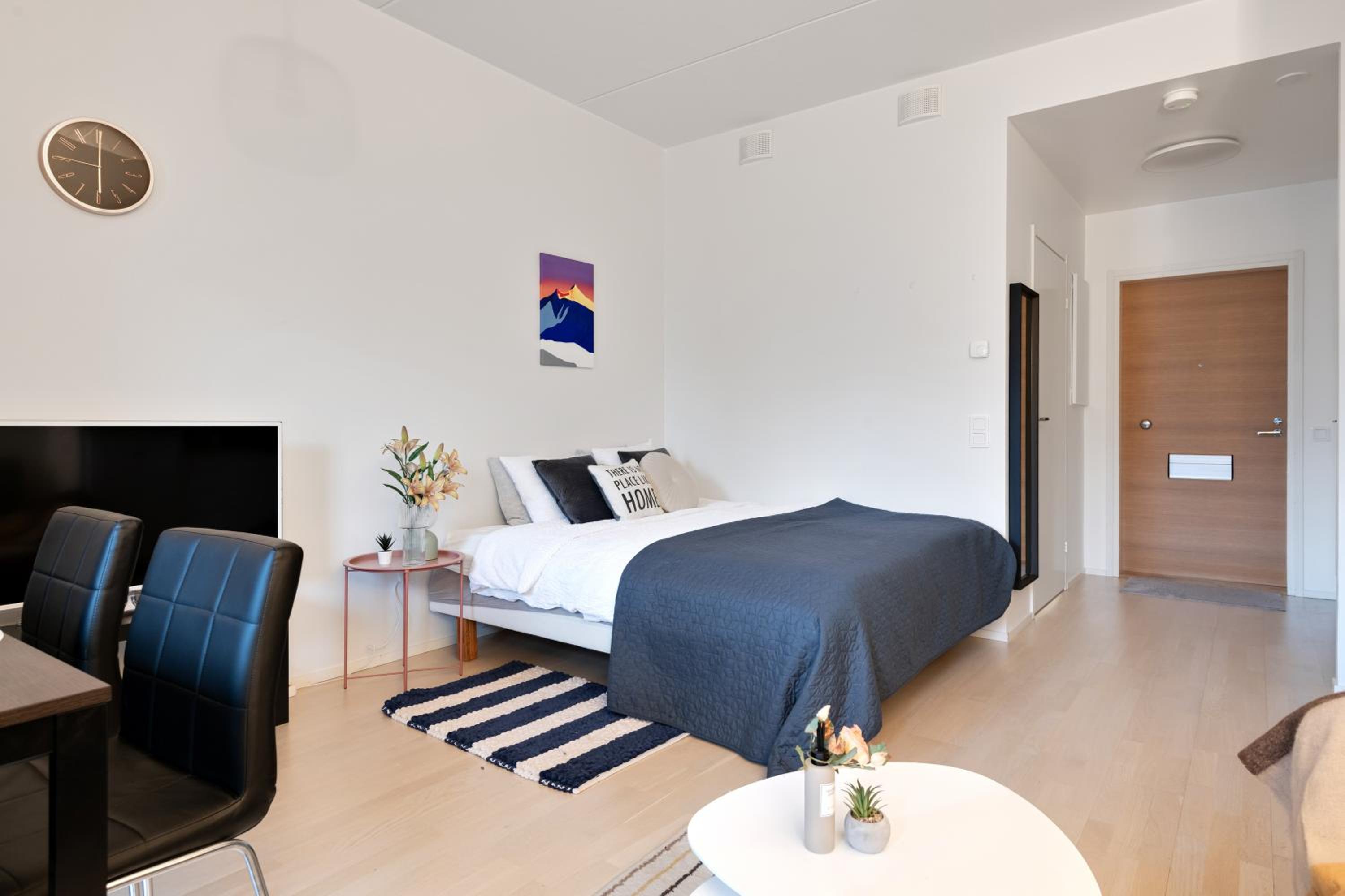 Kivis Modern Studio near Train Mall & Airport