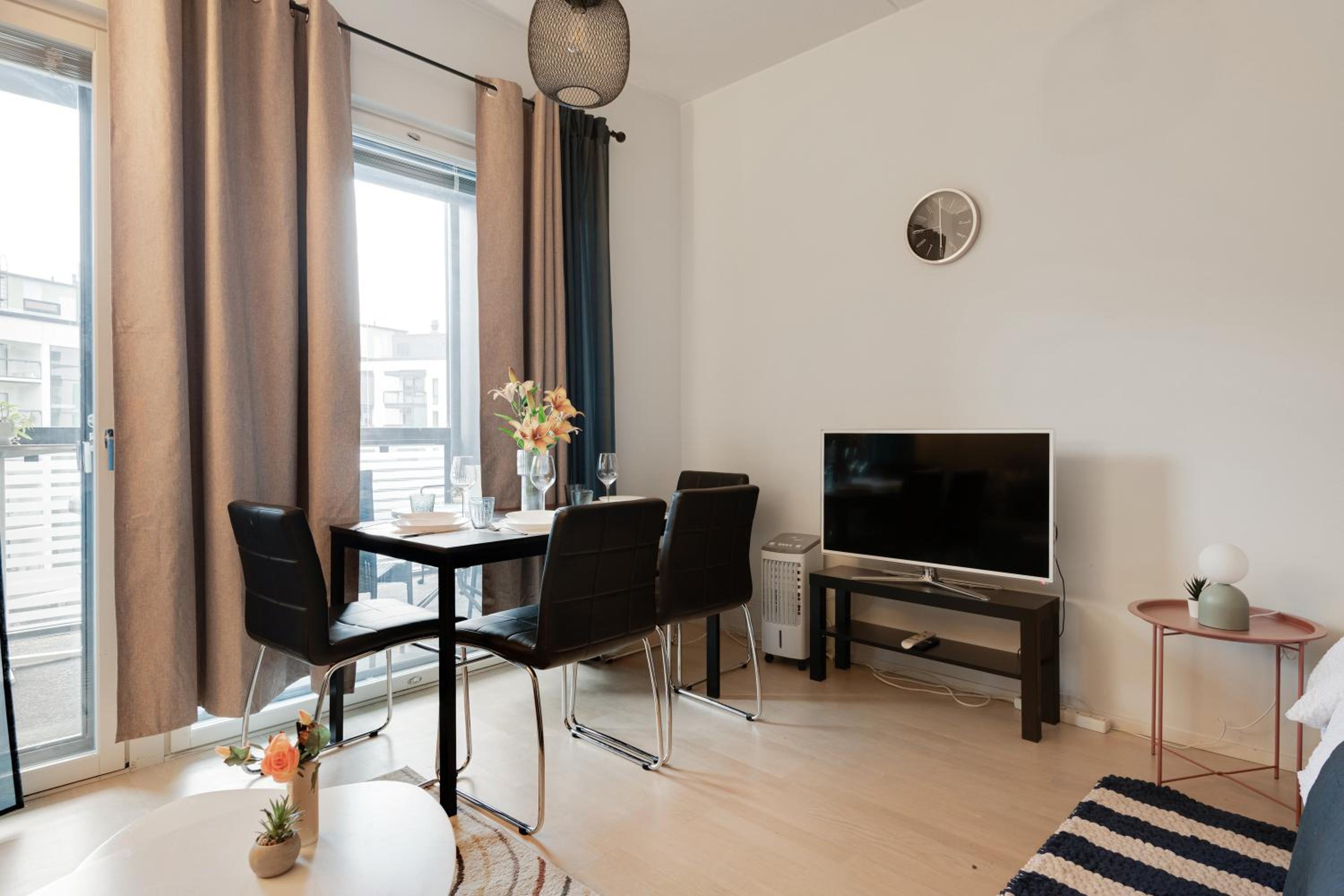 Kivis Modern Studio near Train Mall & Airport