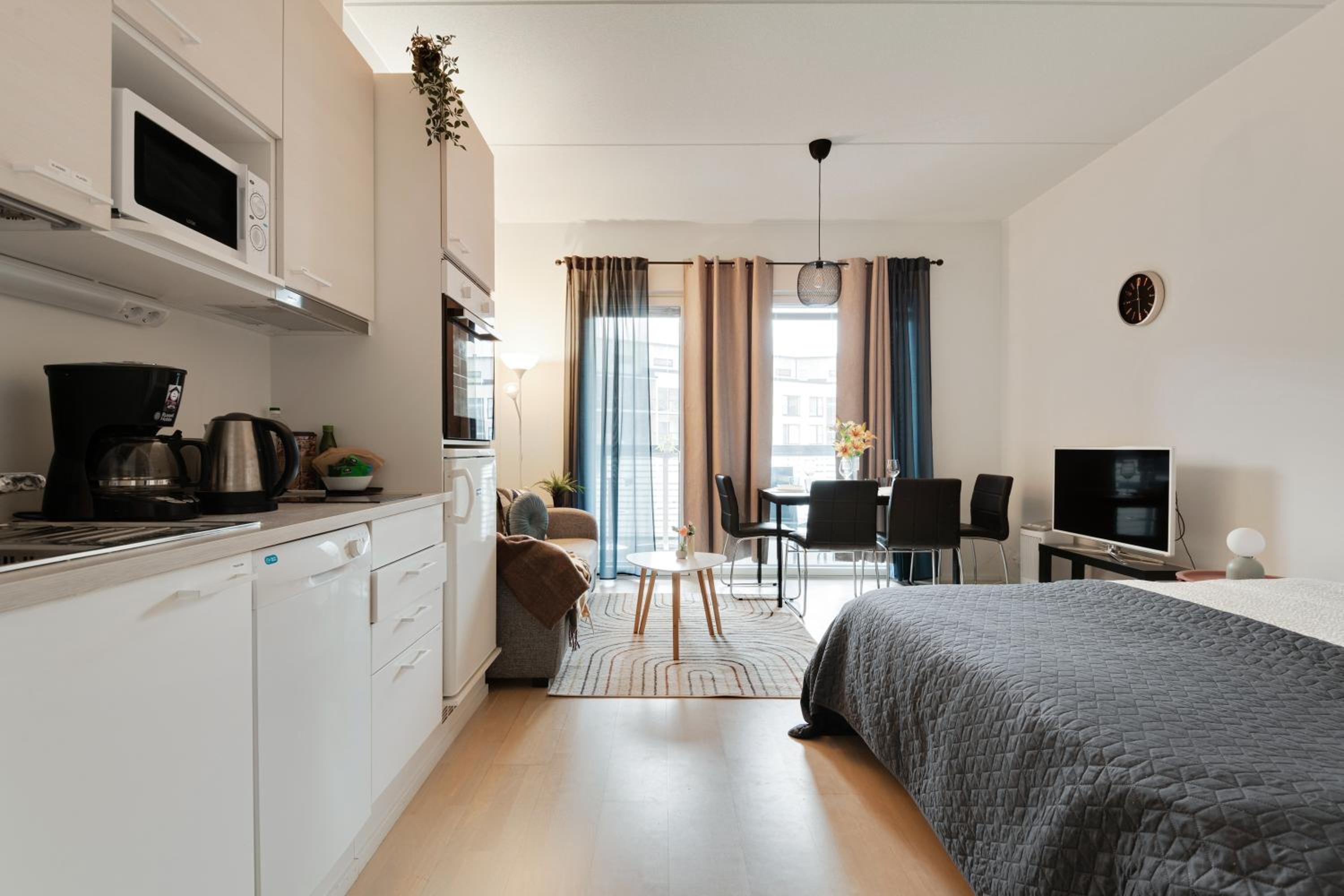 Kivis Modern Studio near Train Mall & Airport