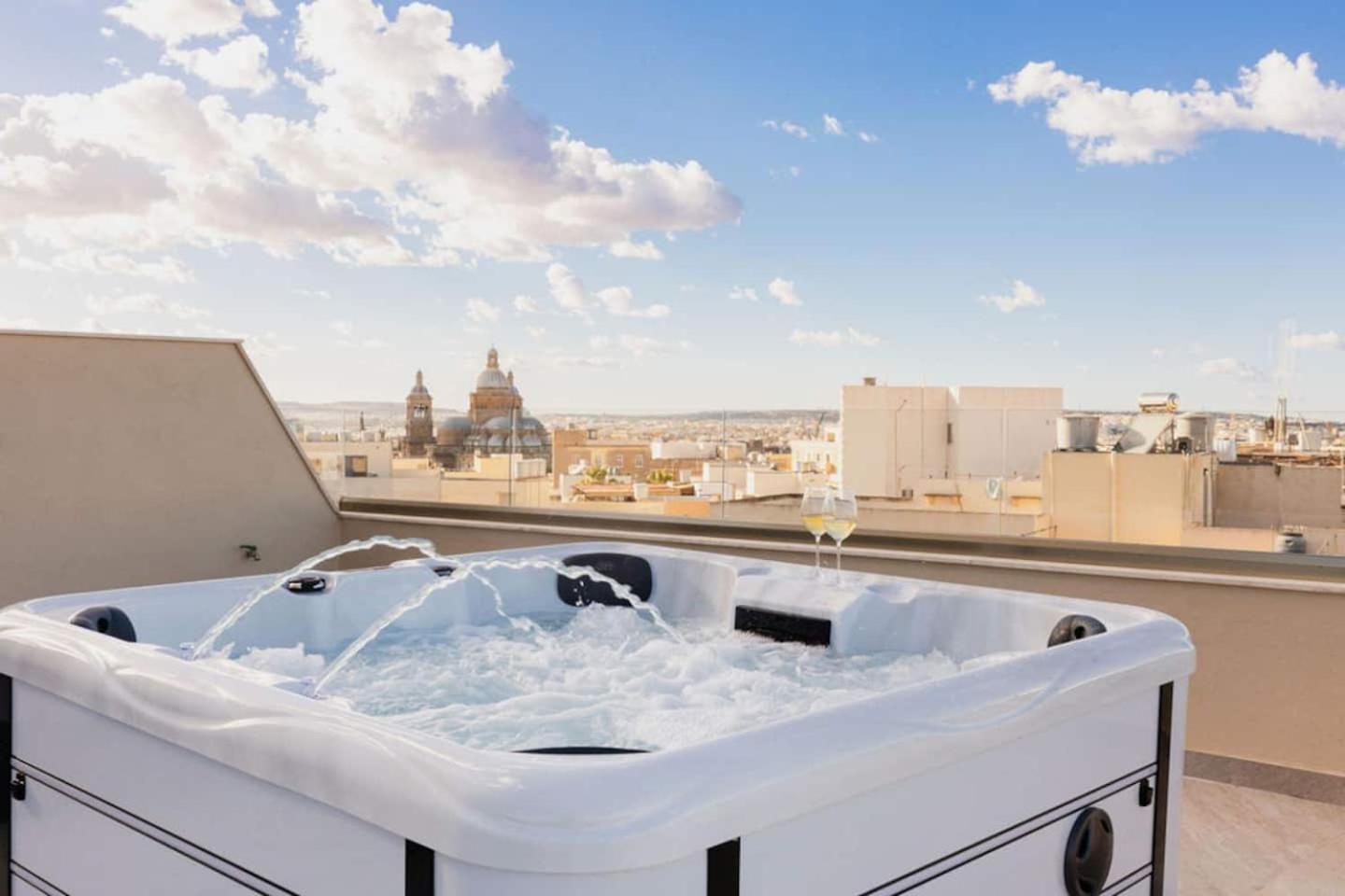 PH Jacuzzi &StunningTerrace Near Tarxien Temples