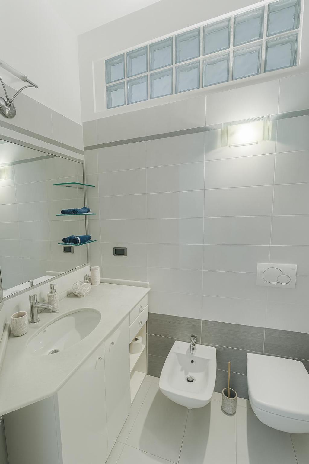 WELCOME RIVIERA-Primavera 1A- Vista mare- spazioso e comodo appartamento-2 bagni-wifi-aria condizionata in ogni stanza-garage a pagamento 15 euro al giorno