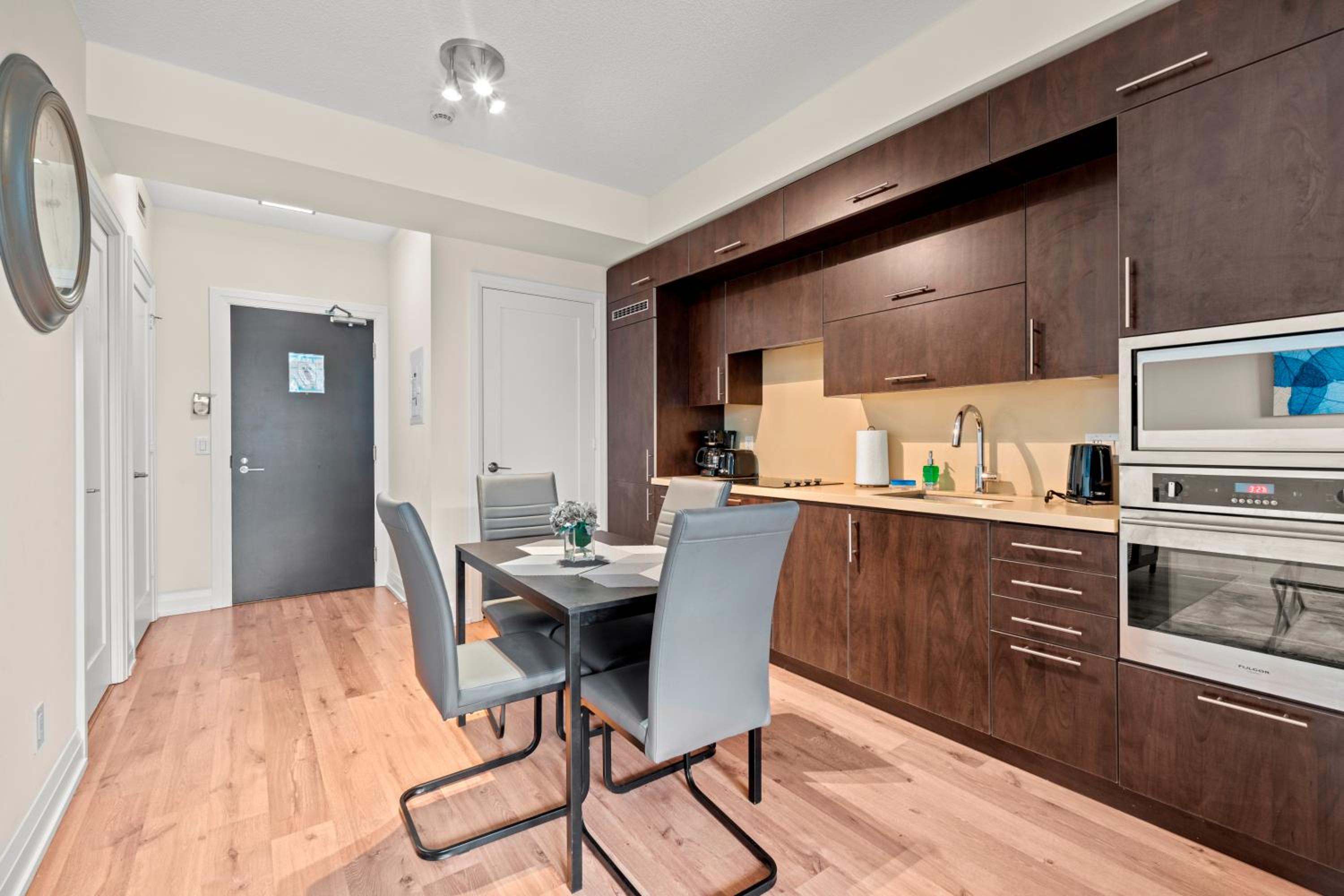 Amazing 1Bedroom 1BR Sheppard Metro Free parking