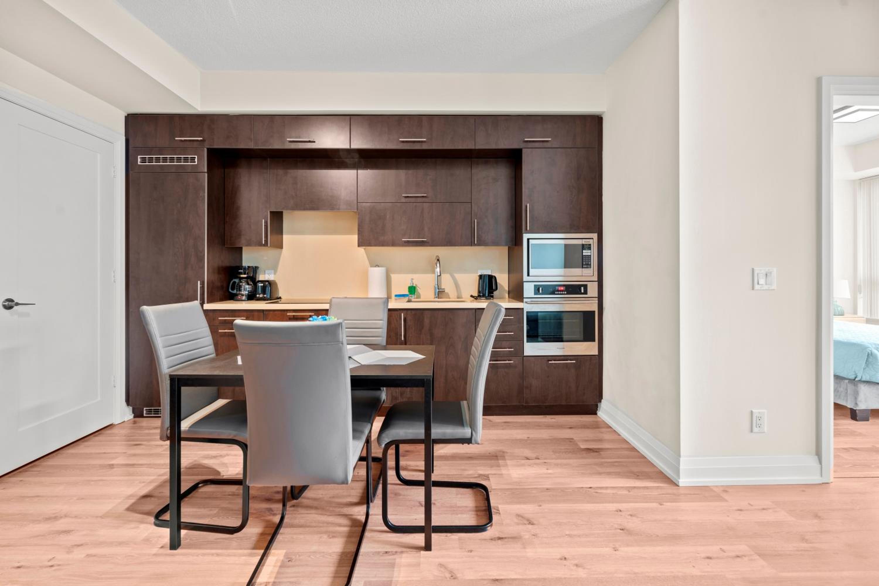 Amazing 1Bedroom 1BR Sheppard Metro Free parking