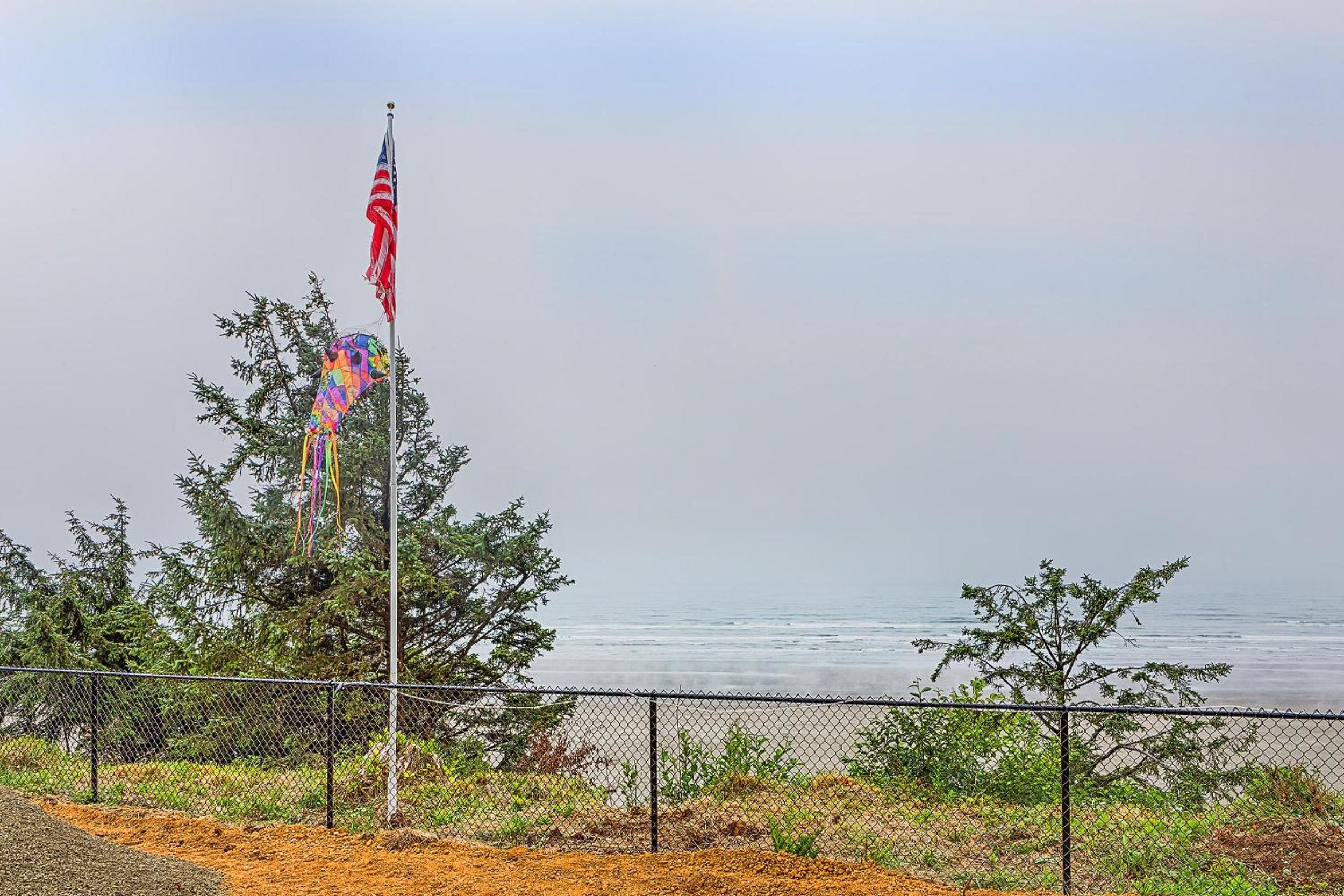 Beachfront Moclips Retreat w Hot Tub Fire Pit view 4