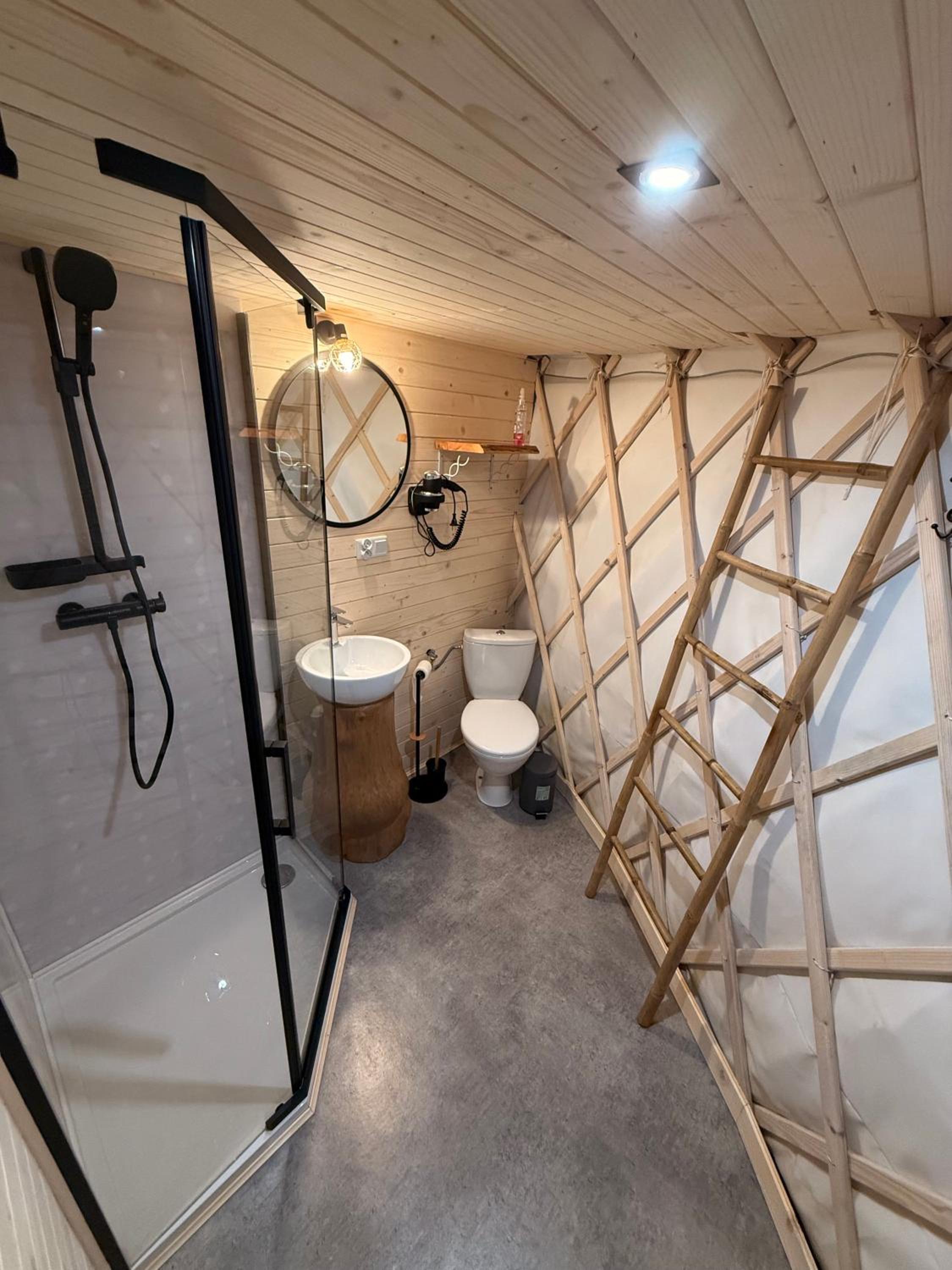 Aloha Glamp - Całoroczny glamping nad rzeką z prywatną balią - Stok narciarski, góry, lasy, sauna