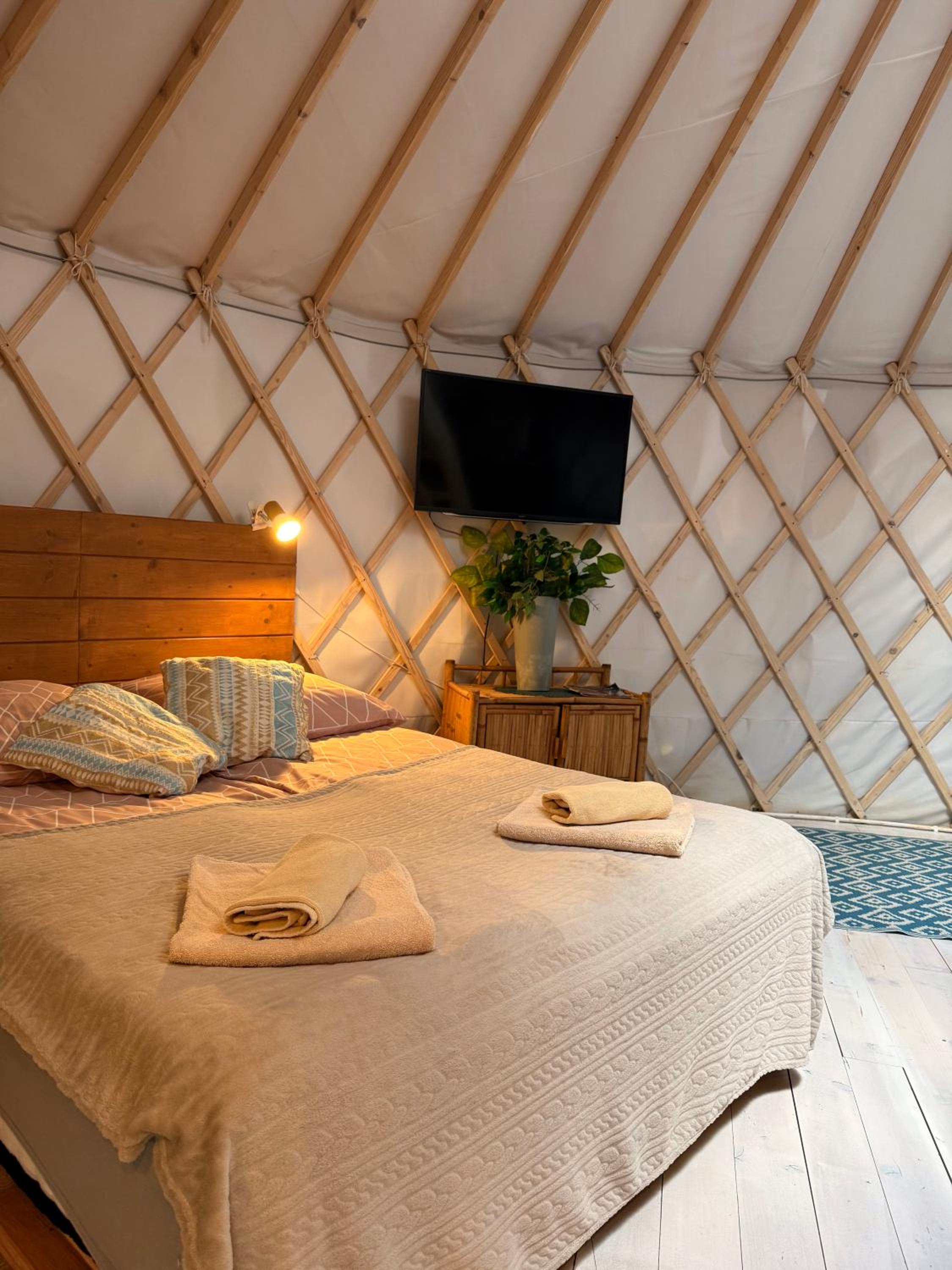 Aloha Glamp - Całoroczny glamping nad rzeką z prywatną balią - Stok narciarski, góry, lasy, sauna