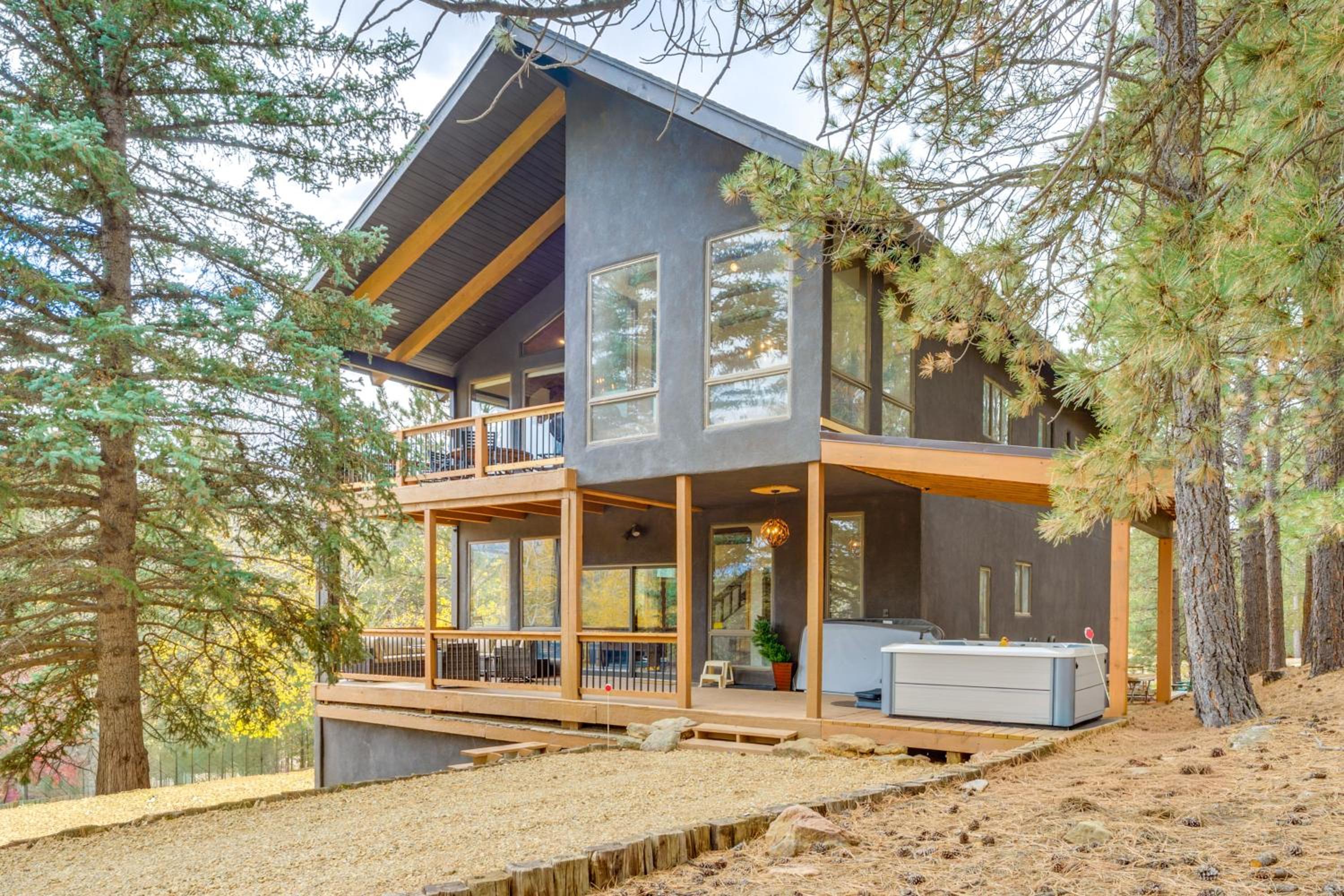 Luxury Home with Hot Tub and Mtn Views in Angel Fire!