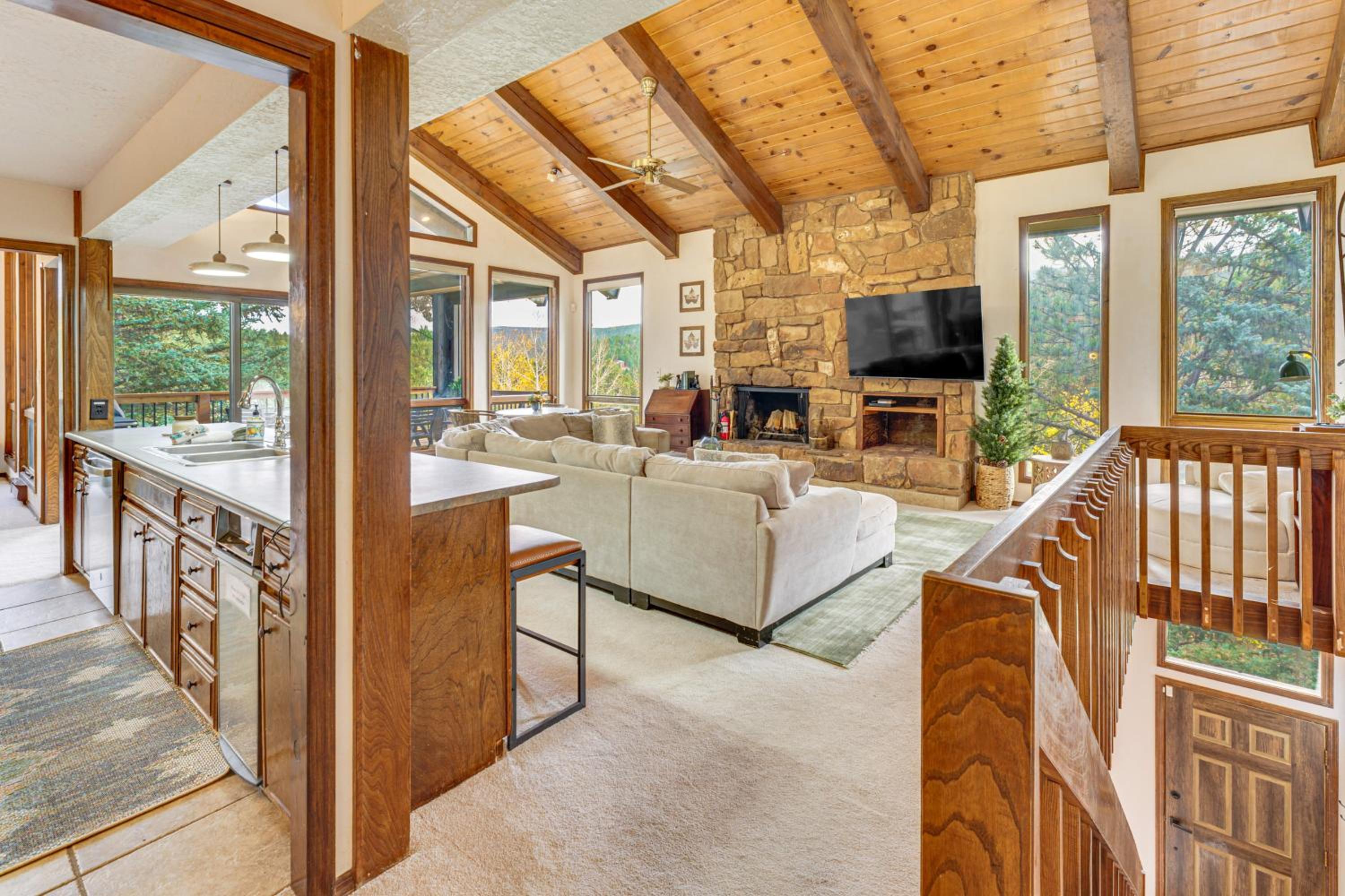 Luxury Home with Hot Tub and Mtn Views in Angel Fire!