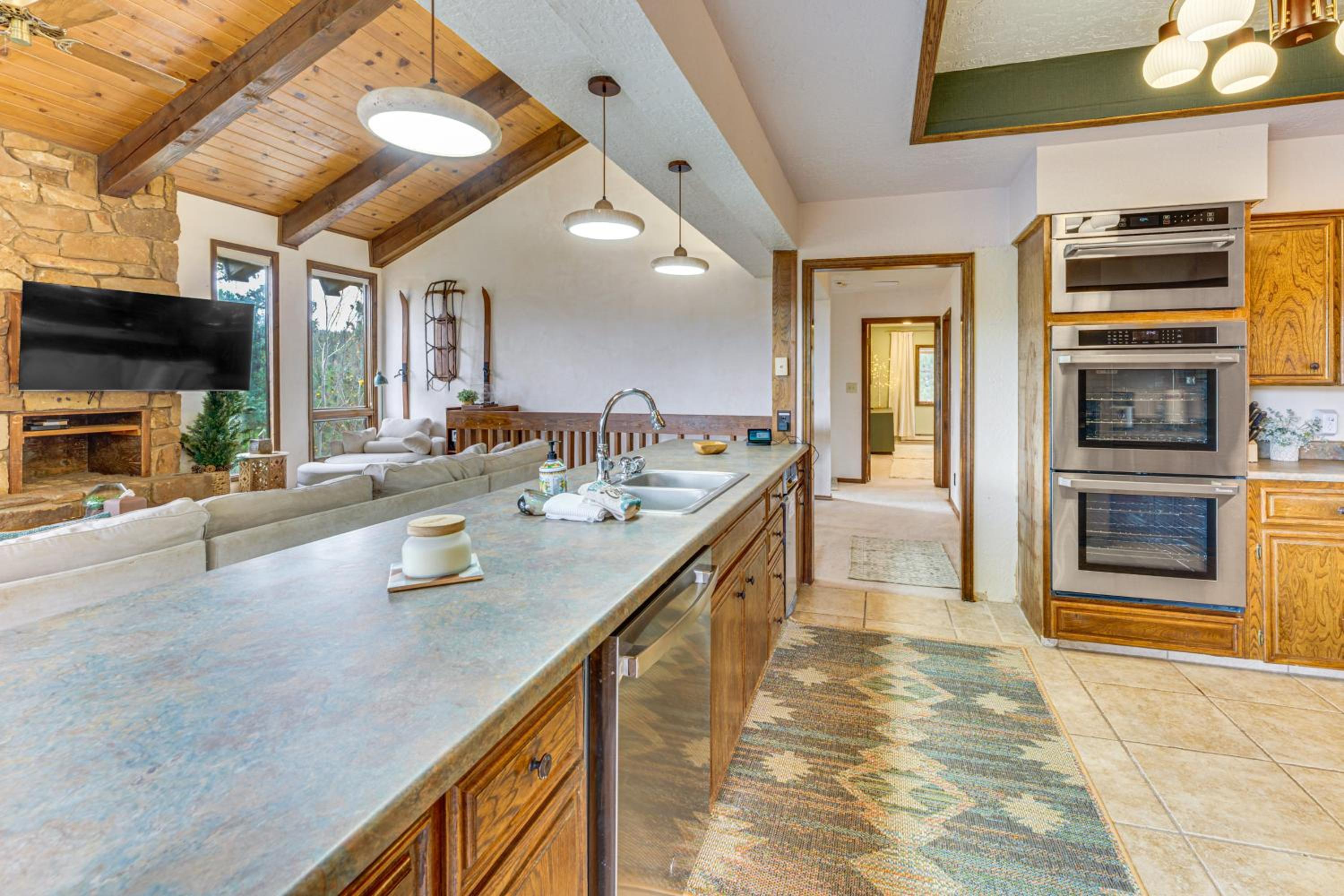 Luxury Home with Hot Tub and Mtn Views in Angel Fire!