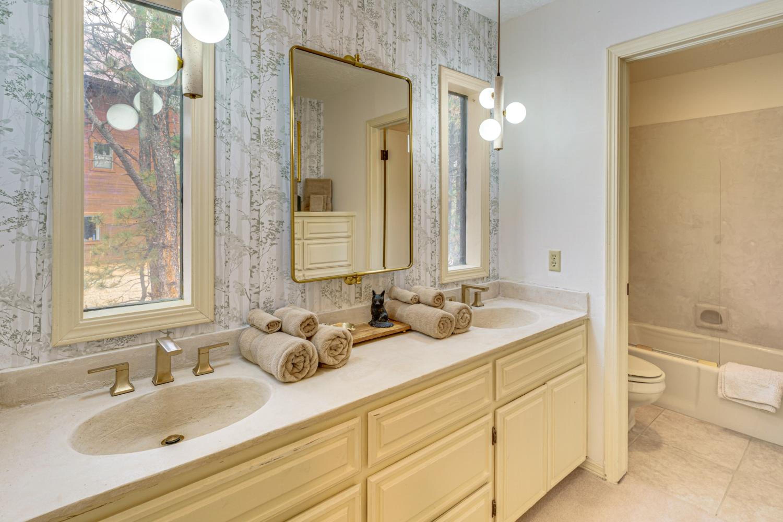 Luxury Home with Hot Tub and Mtn Views in Angel Fire!