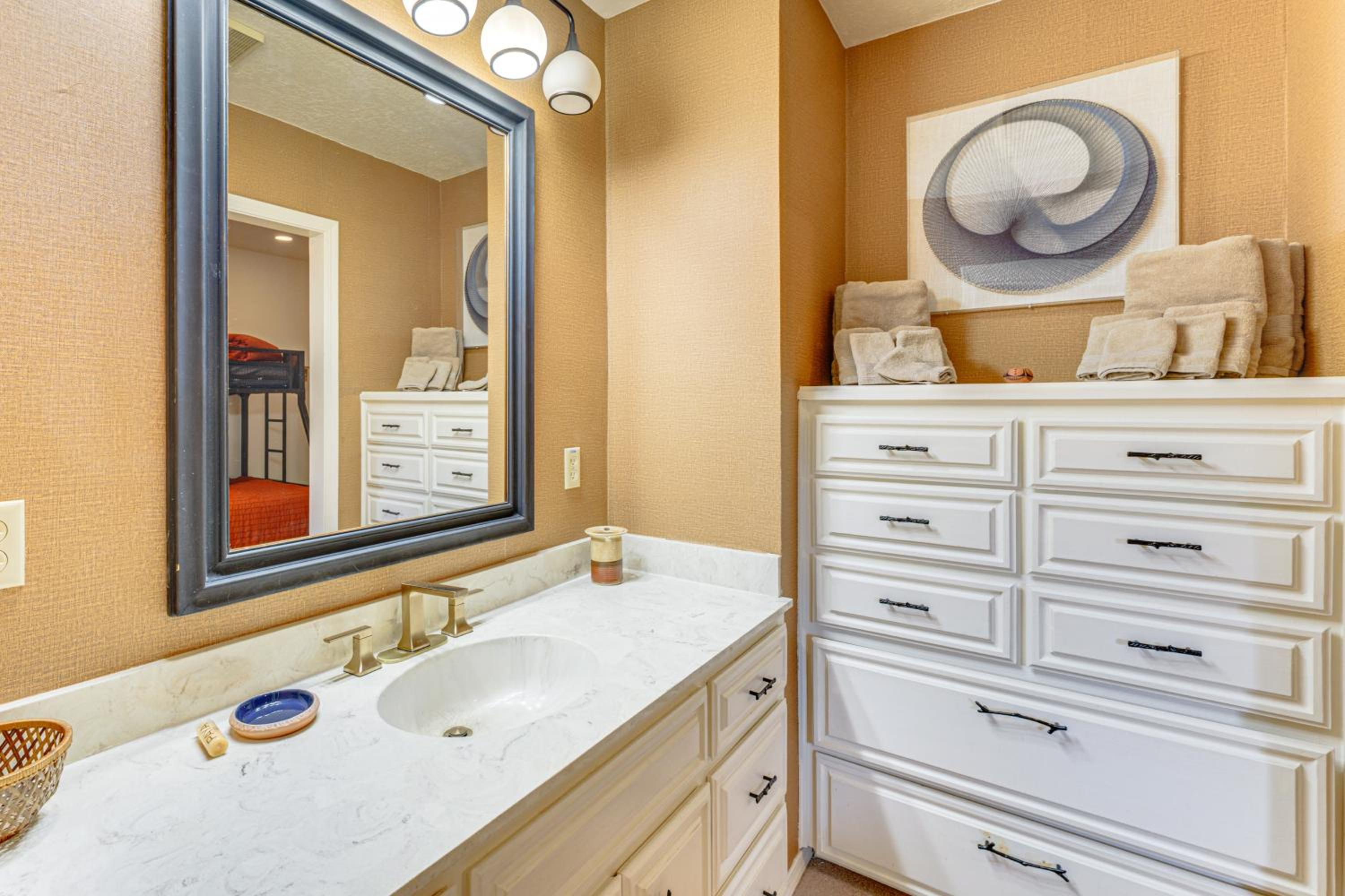 Luxury Home with Hot Tub and Mtn Views in Angel Fire!