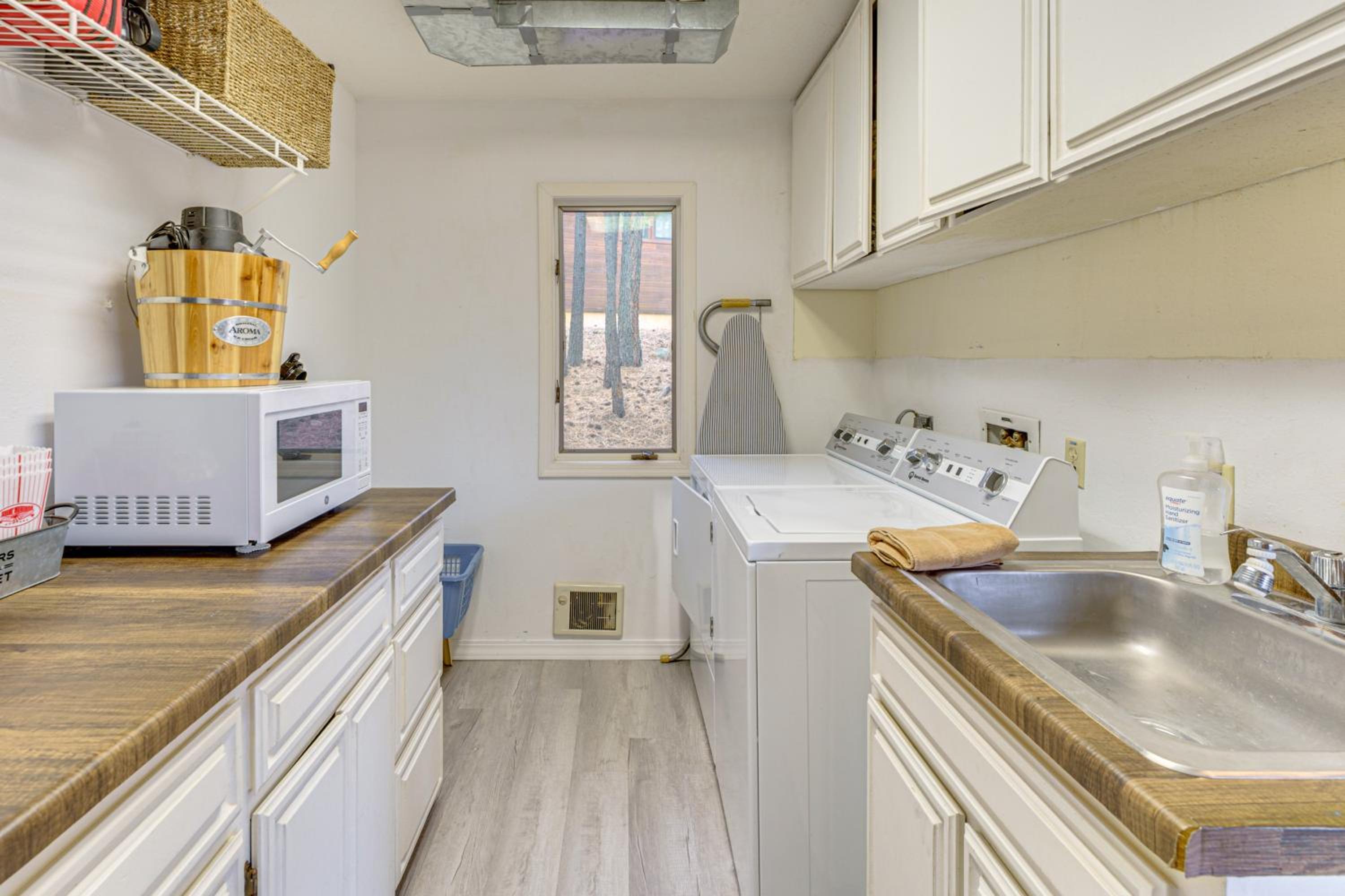 Luxury Home with Hot Tub and Mtn Views in Angel Fire!
