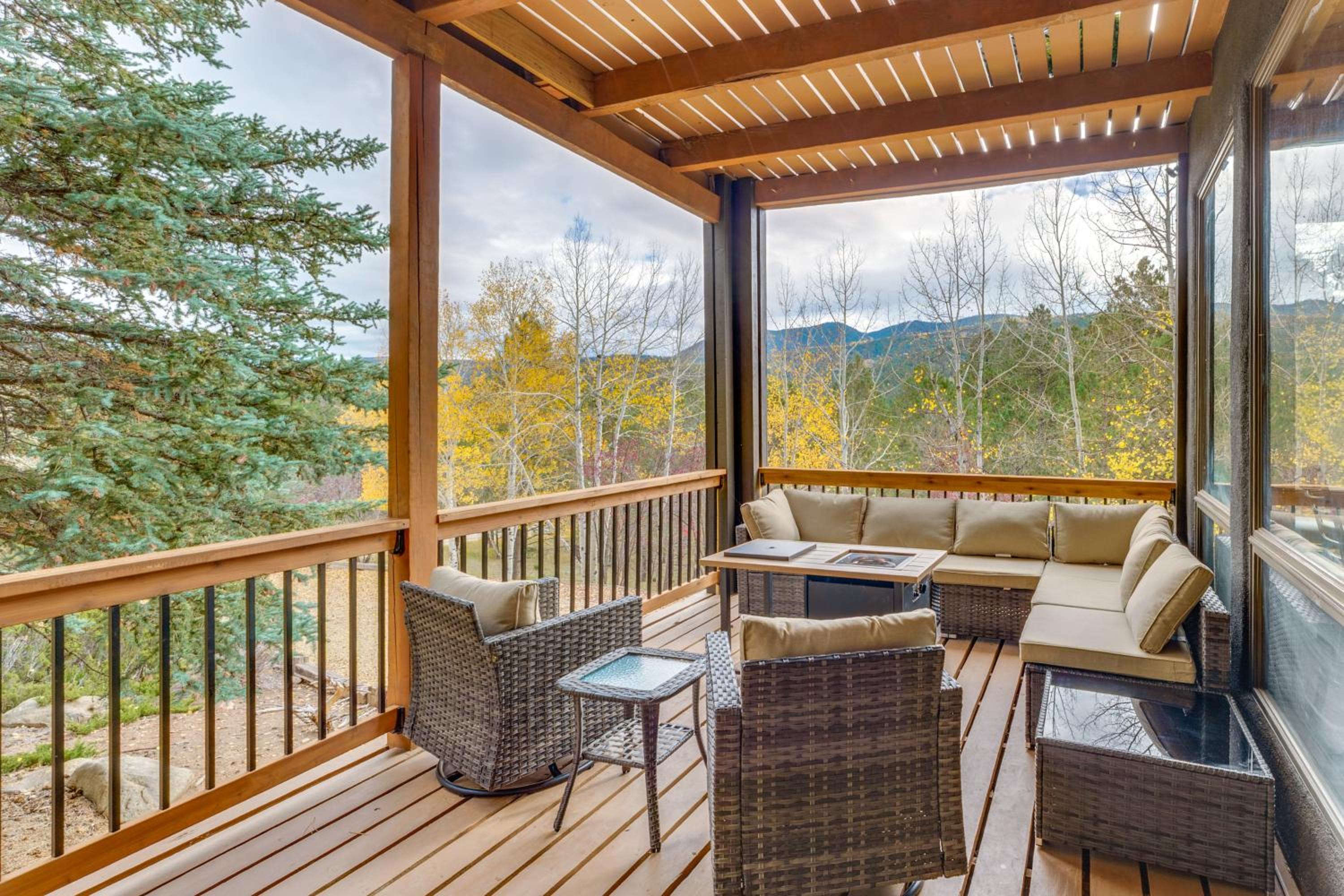 Luxury Home with Hot Tub and Mtn Views in Angel Fire!
