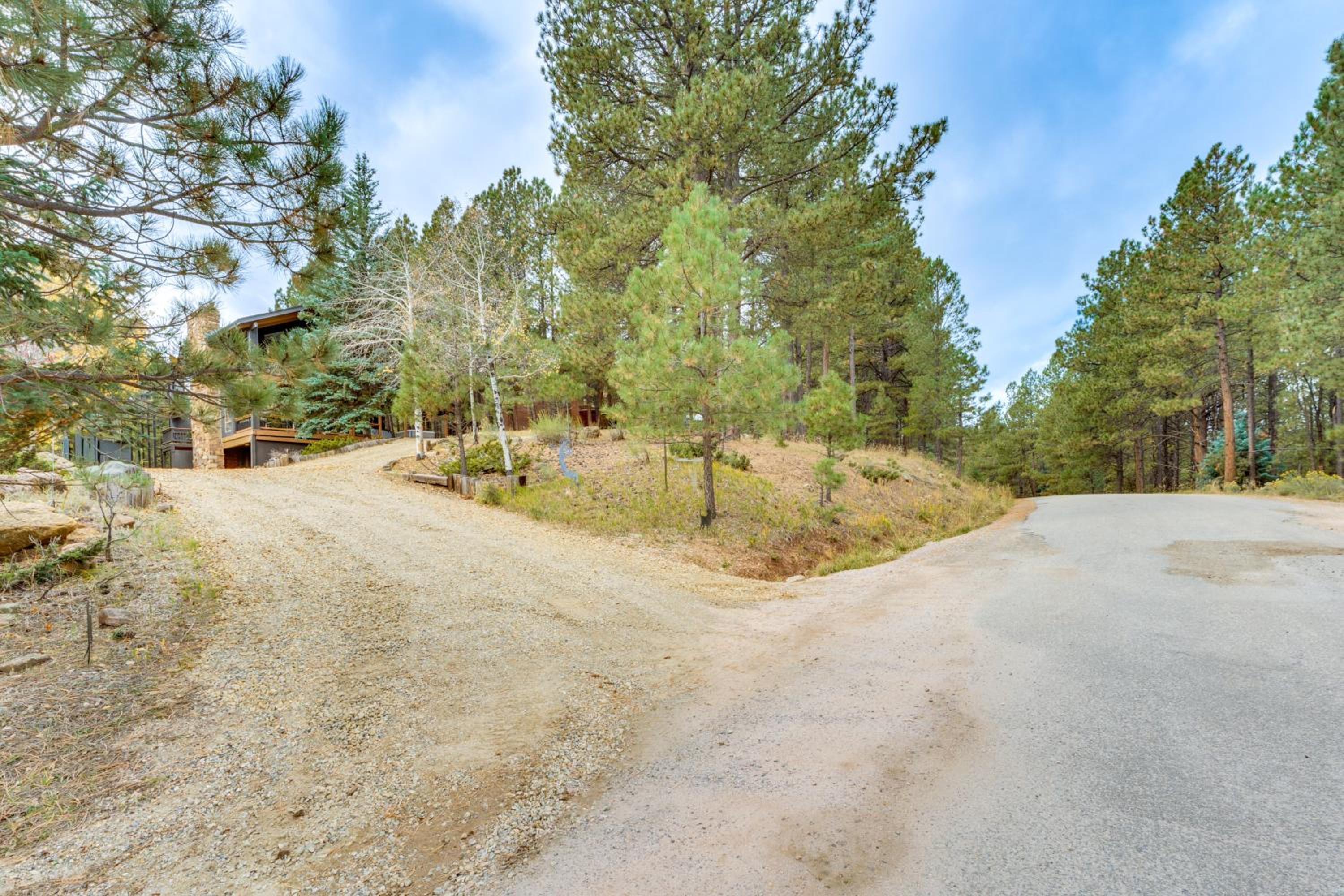 Luxury Home with Hot Tub and Mtn Views in Angel Fire!