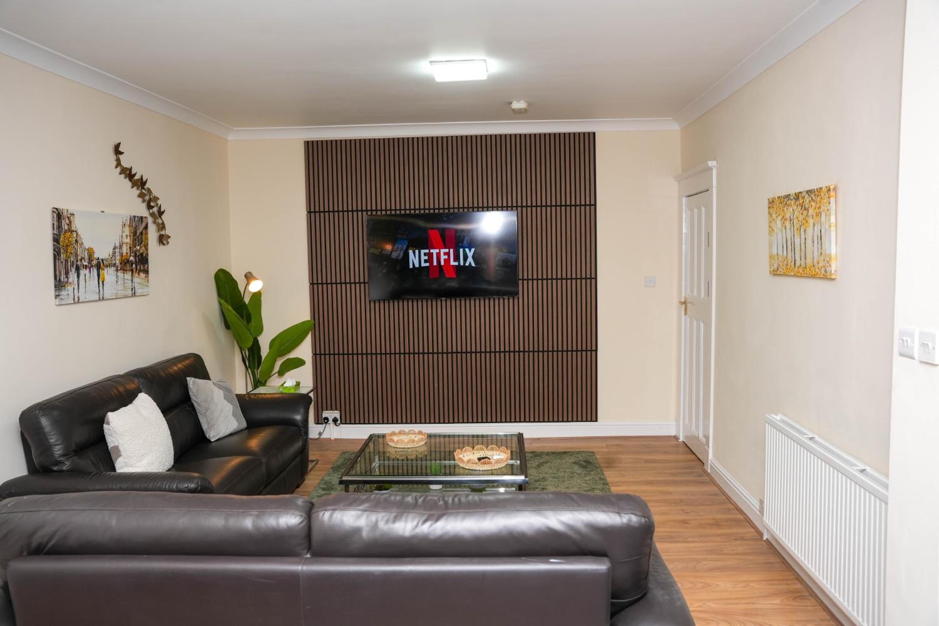 Large 4 Bedroom House Near Heathrow and M4 Free Parking