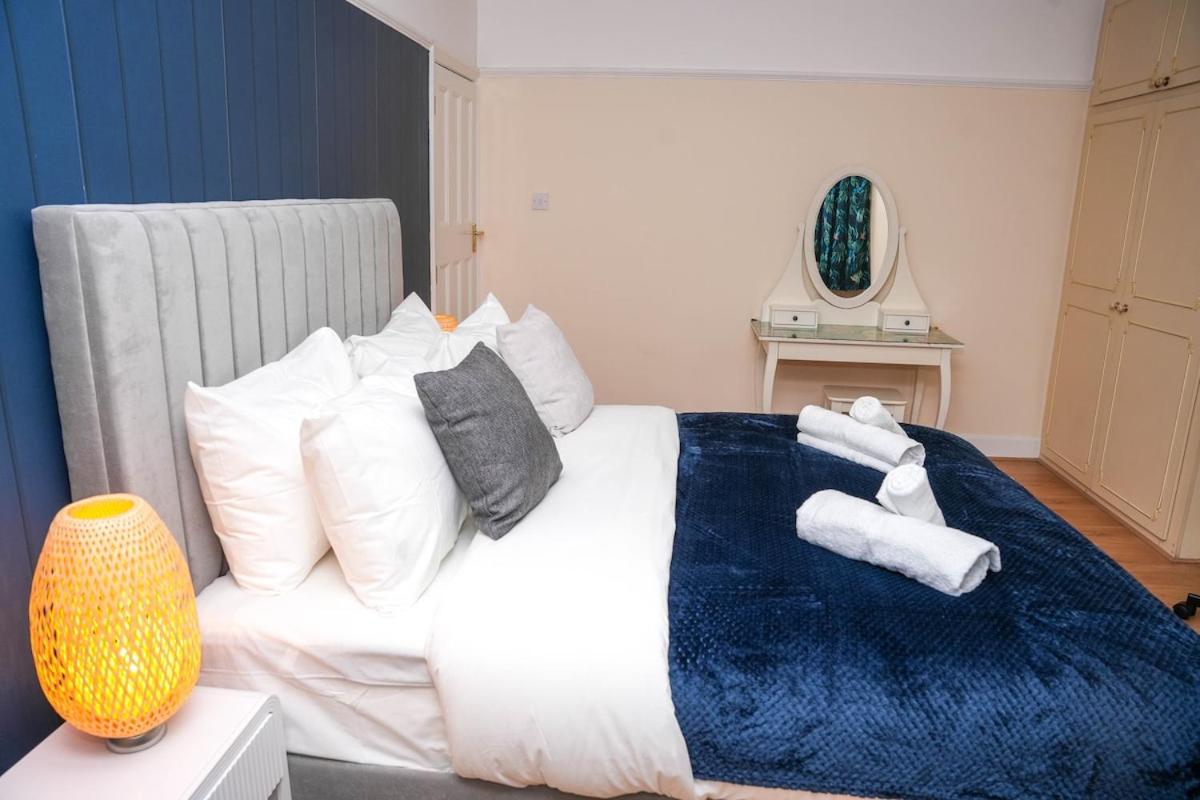 Large 4 Bedroom House Near Heathrow and M4 Free Parking
