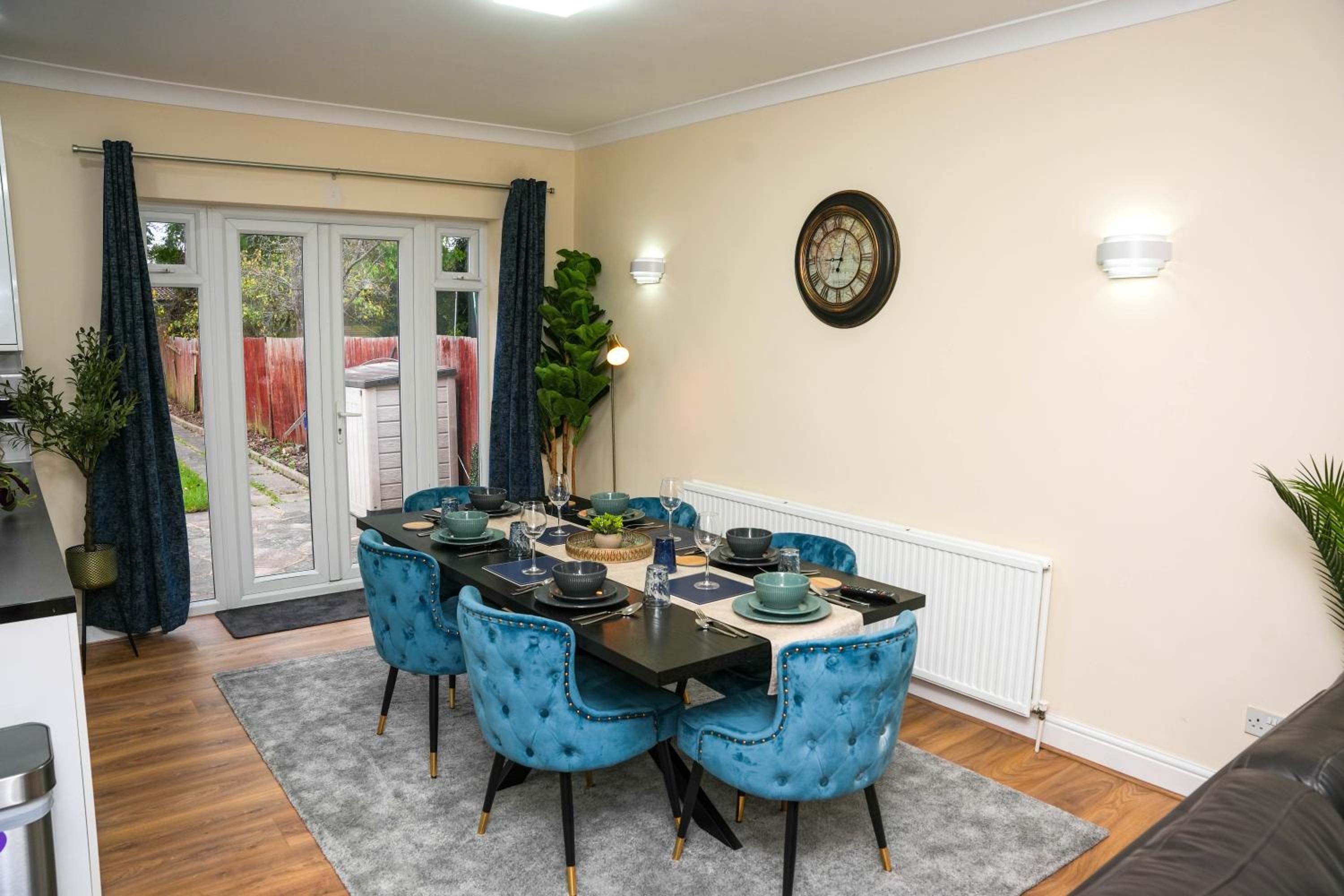 Large 4 Bedroom House Near Heathrow and M4 Free Parking