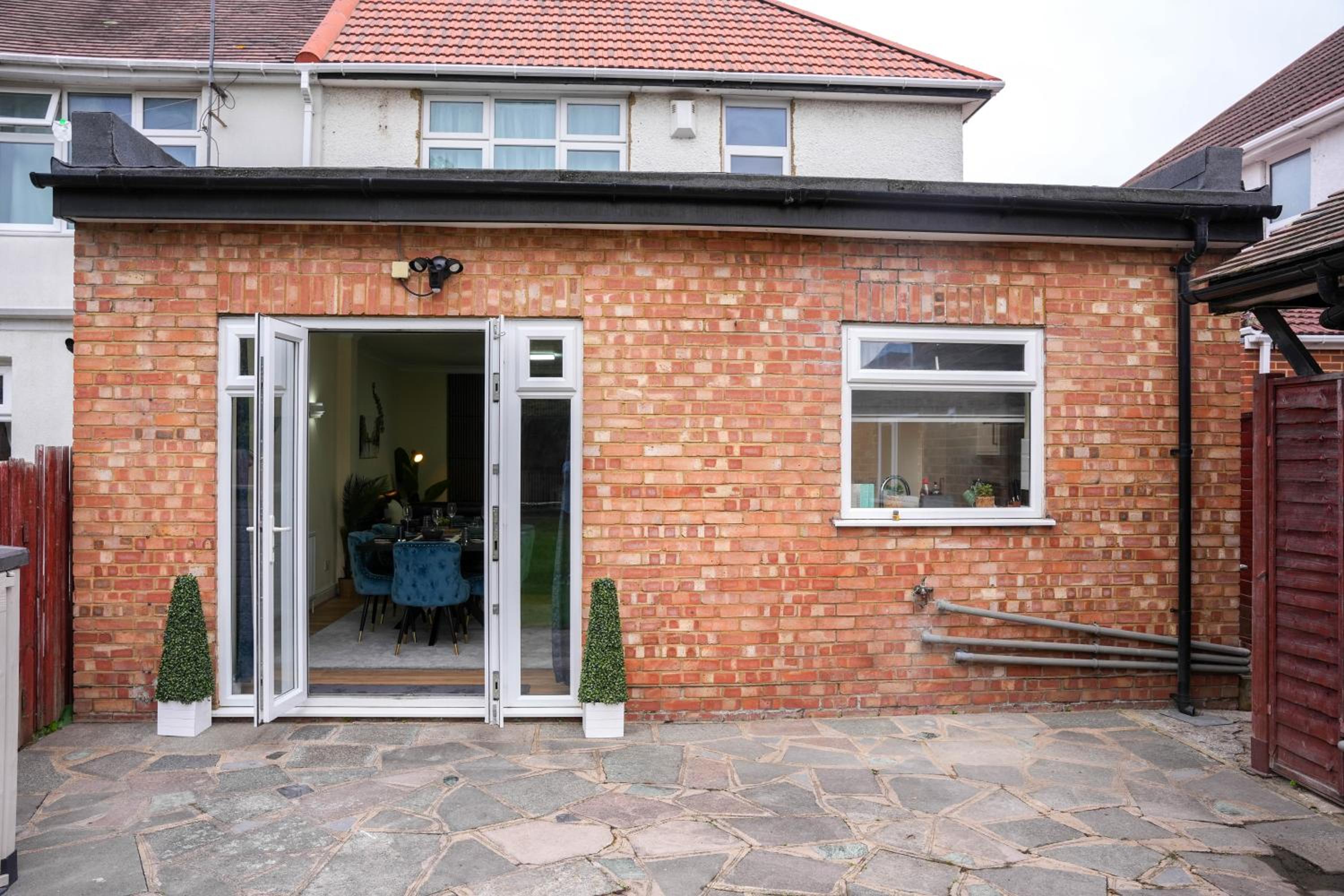 Large 4 Bedroom House Near Heathrow and M4 Free Parking