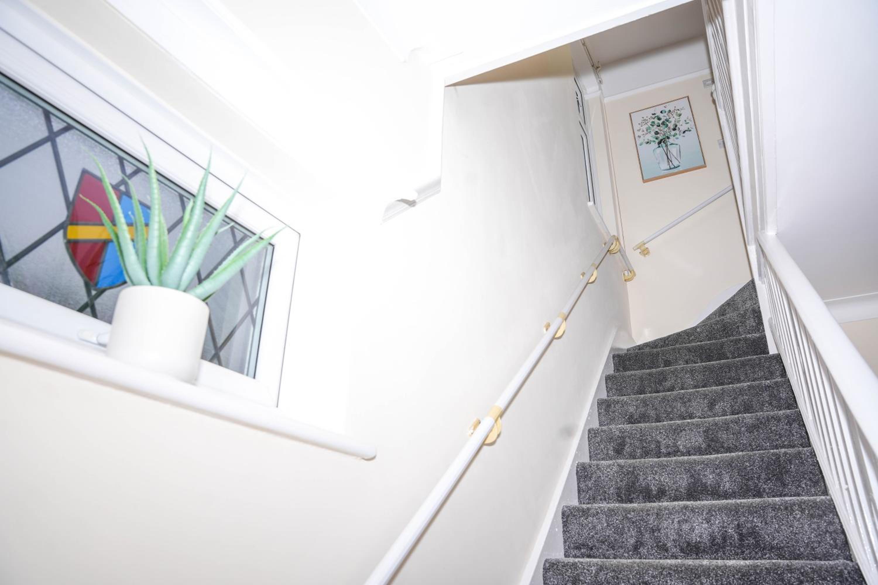 Large 4 Bedroom House Near Heathrow and M4 Free Parking
