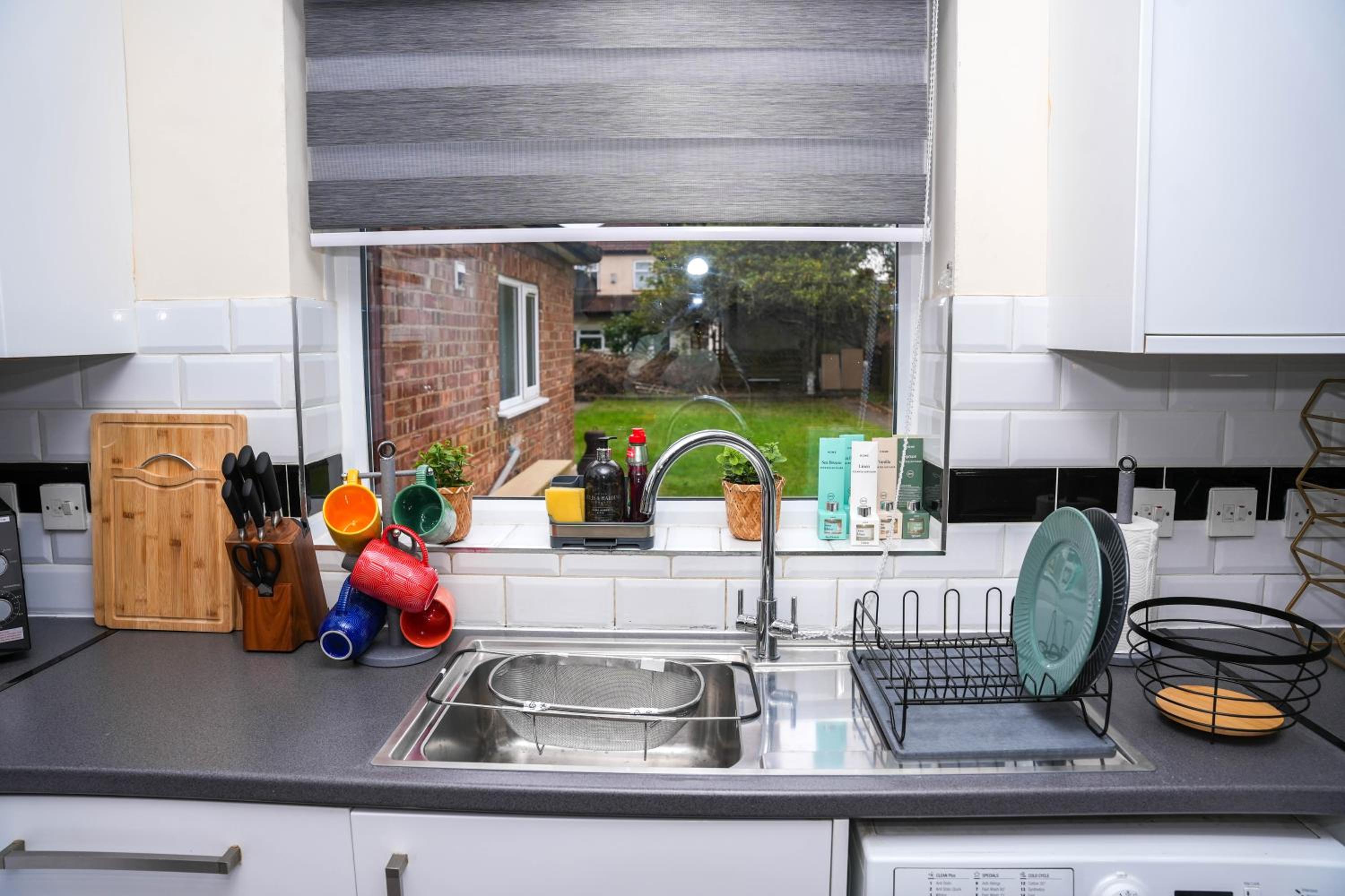 Large 4 Bedroom House Near Heathrow and M4 Free Parking