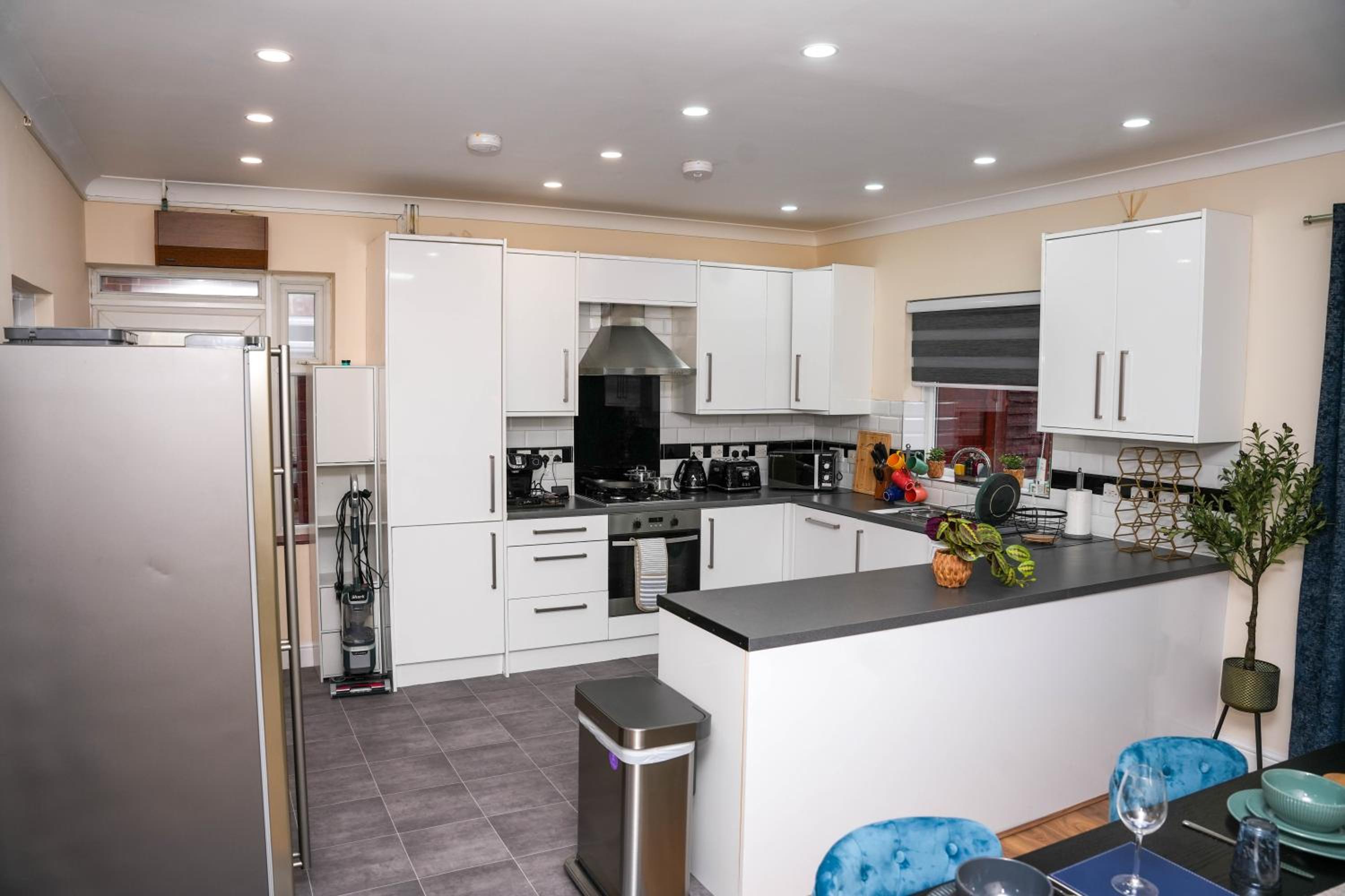 Large 4 Bedroom House Near Heathrow and M4 Free Parking