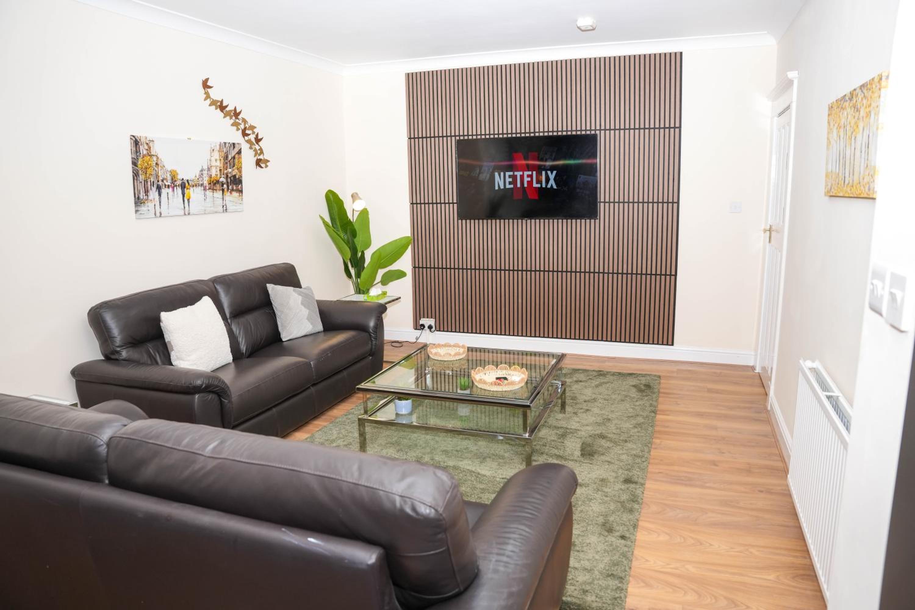 Large 4 Bedroom House Near Heathrow and M4 Free Parking