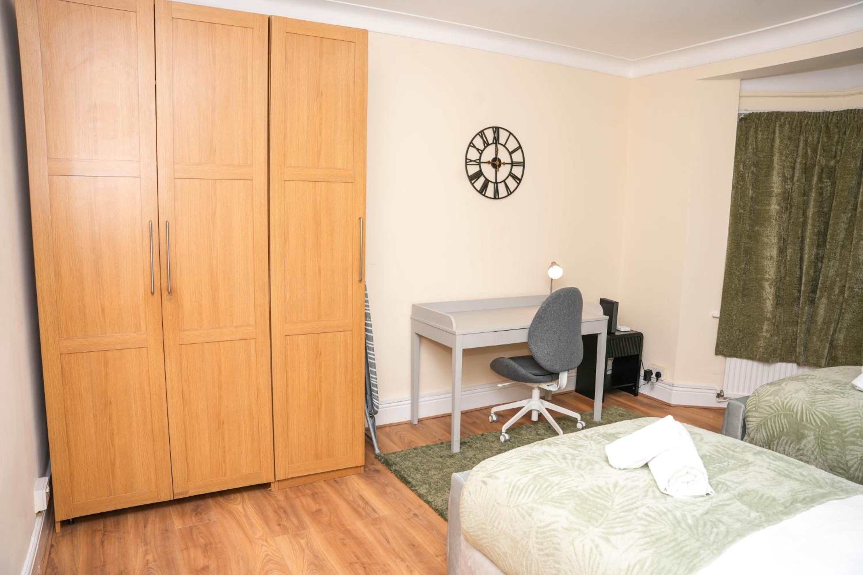 Large 4 Bedroom House Near Heathrow and M4 Free Parking
