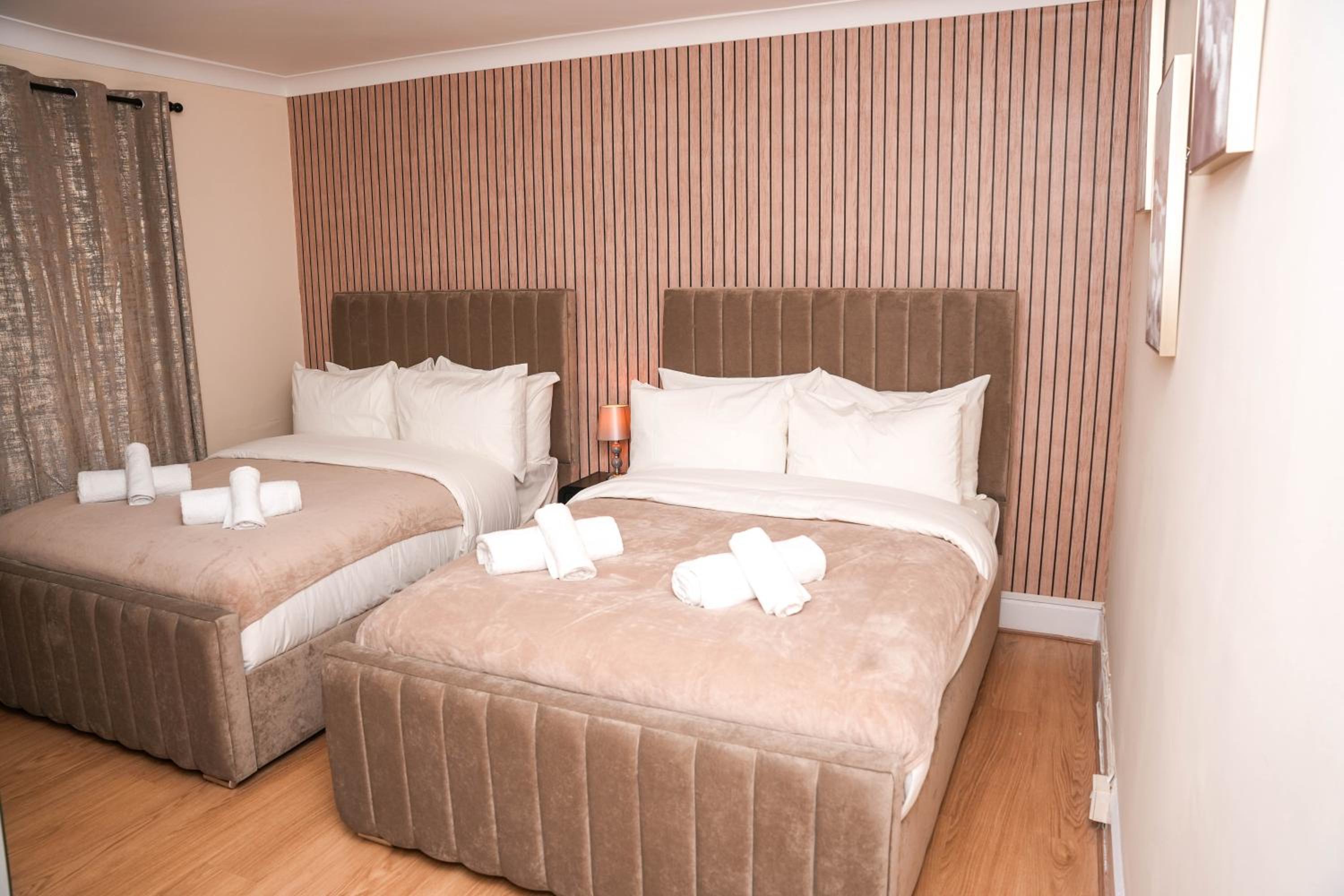 Large 4 Bedroom House Near Heathrow and M4 Free Parking