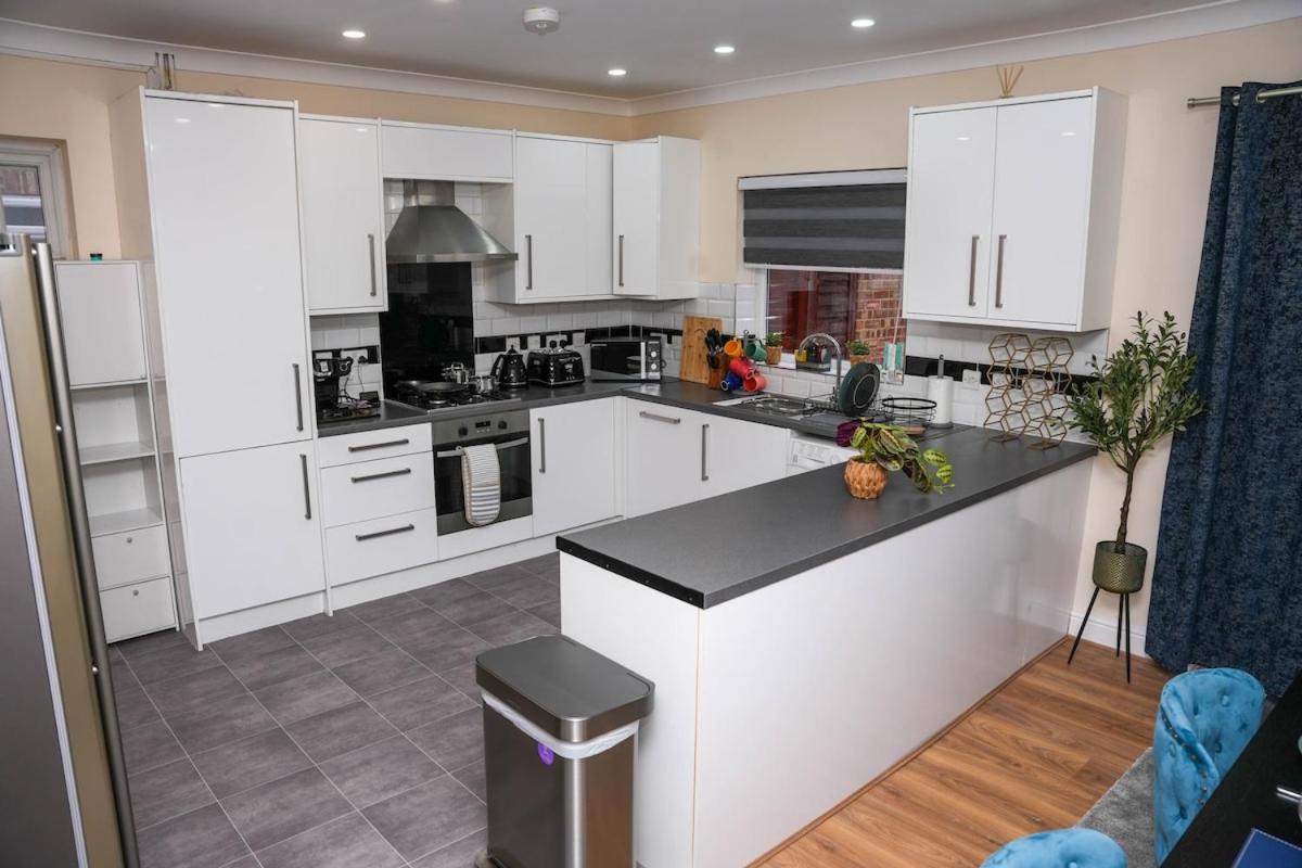 Large 4 Bedroom House Near Heathrow and M4 Free Parking
