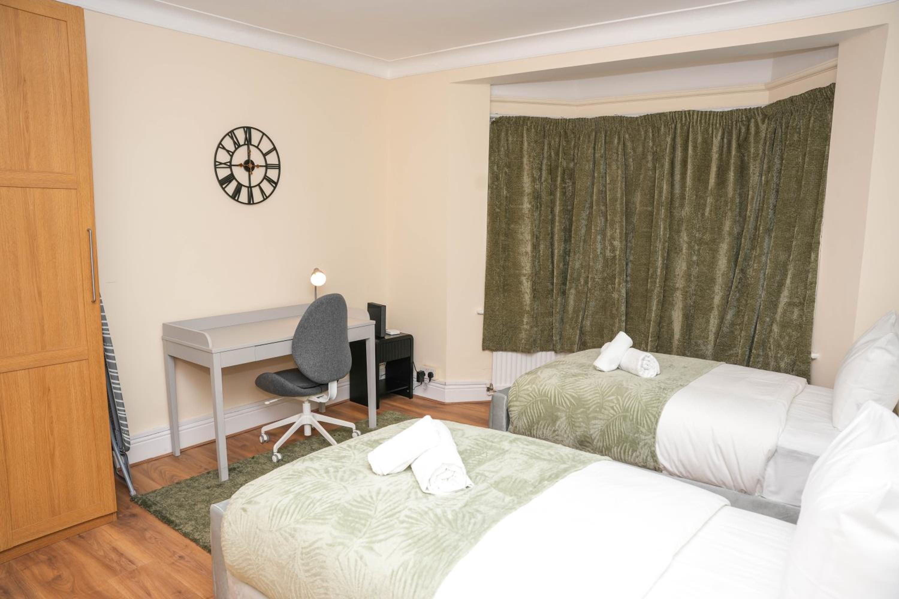 Large 4 Bedroom House Near Heathrow and M4 Free Parking
