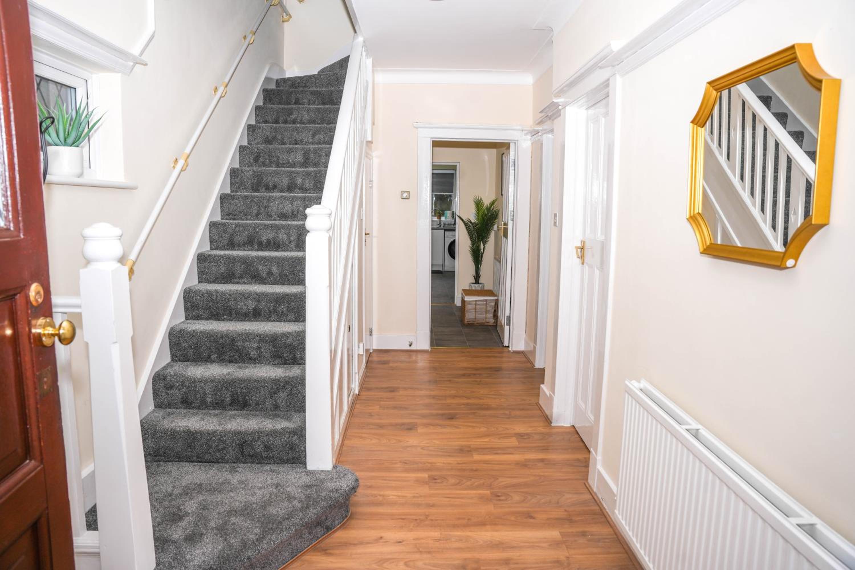 Large 4 Bedroom House Near Heathrow and M4 Free Parking