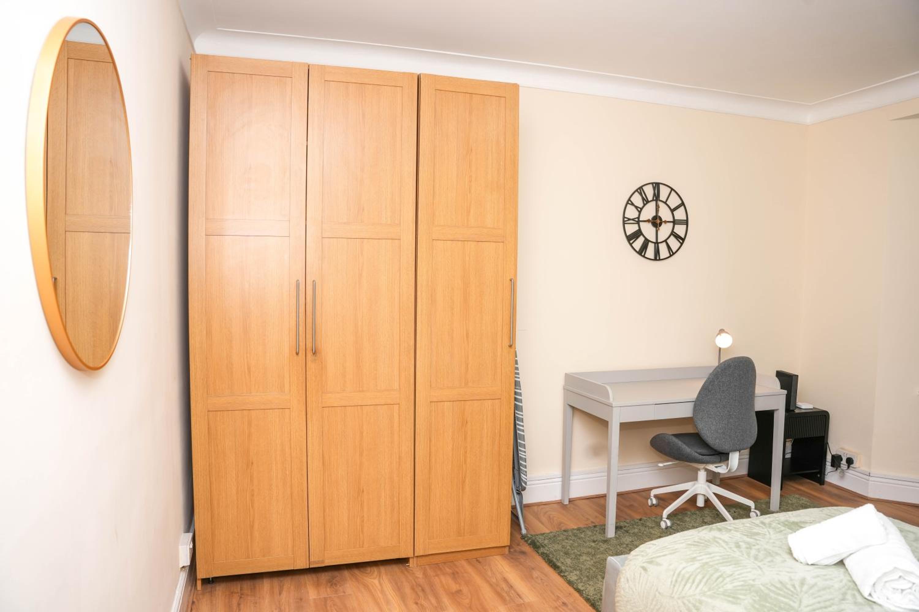 Large 4 Bedroom House Near Heathrow and M4 Free Parking