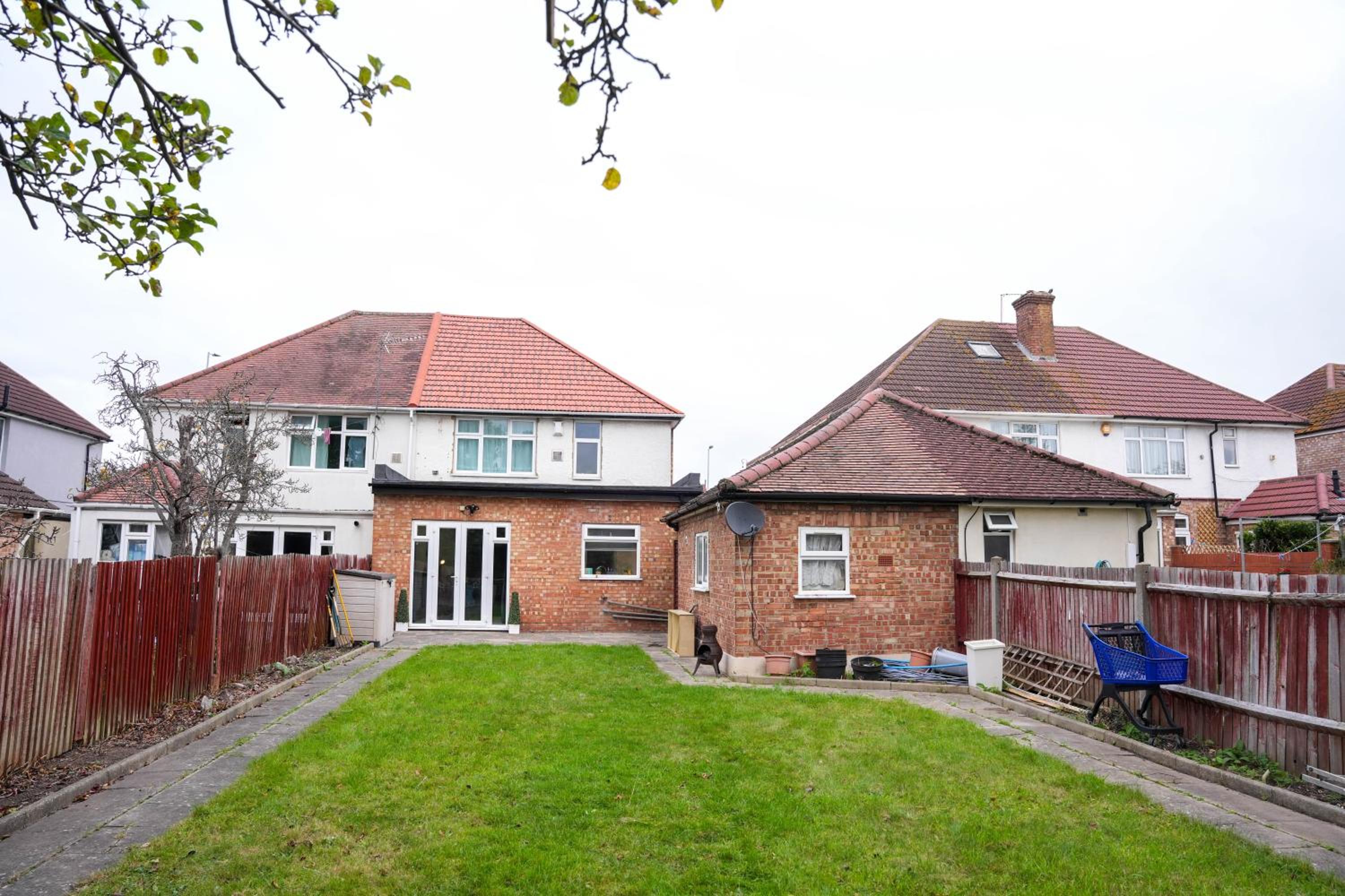 Large 4 Bedroom House Near Heathrow and M4 Free Parking