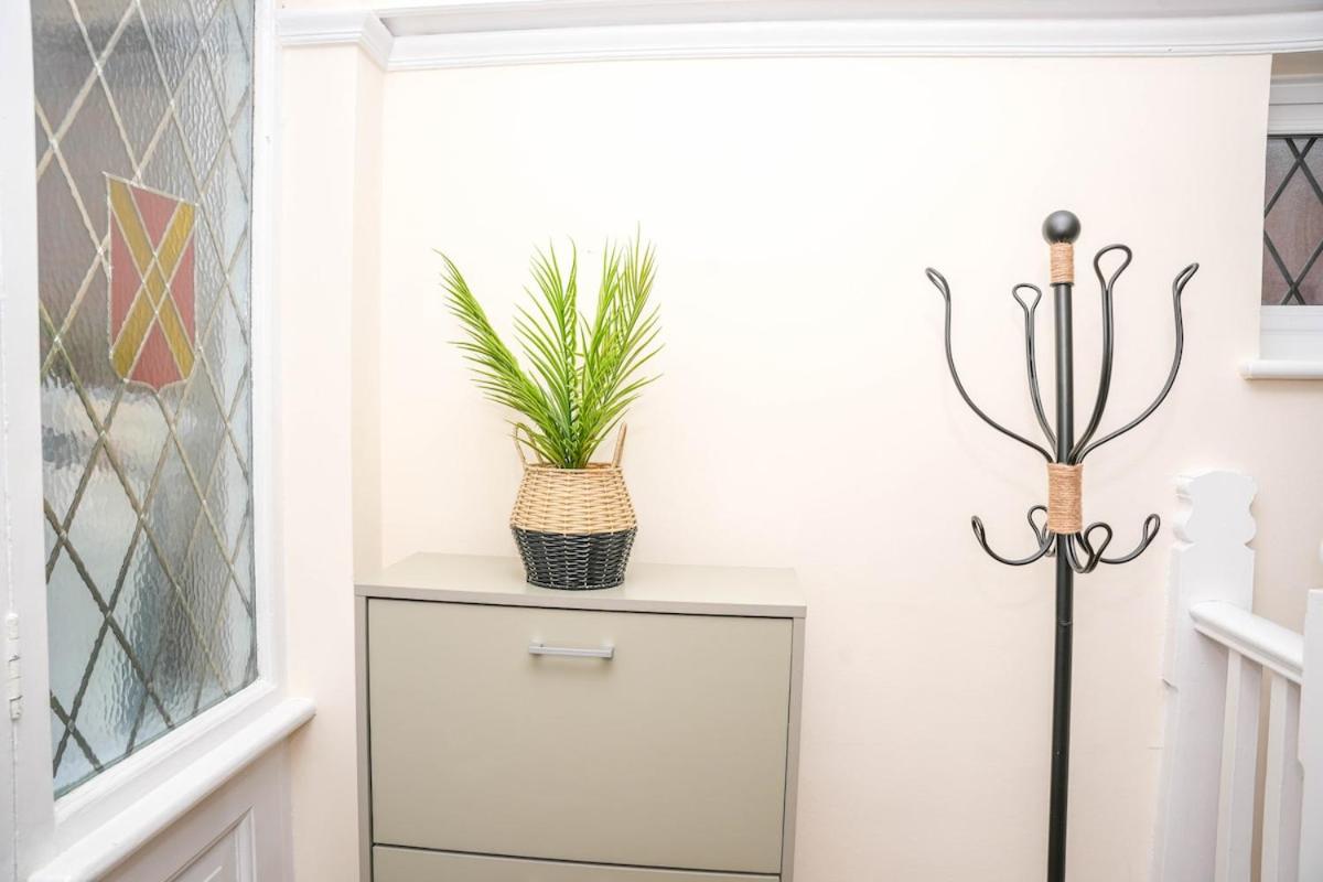 Large 4 Bedroom House Near Heathrow and M4 Free Parking