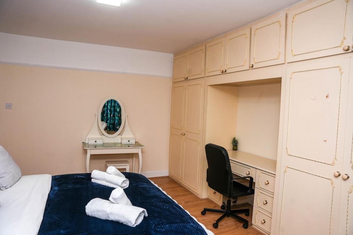 Large 4 Bedroom House Near Heathrow and M4 Free Parking