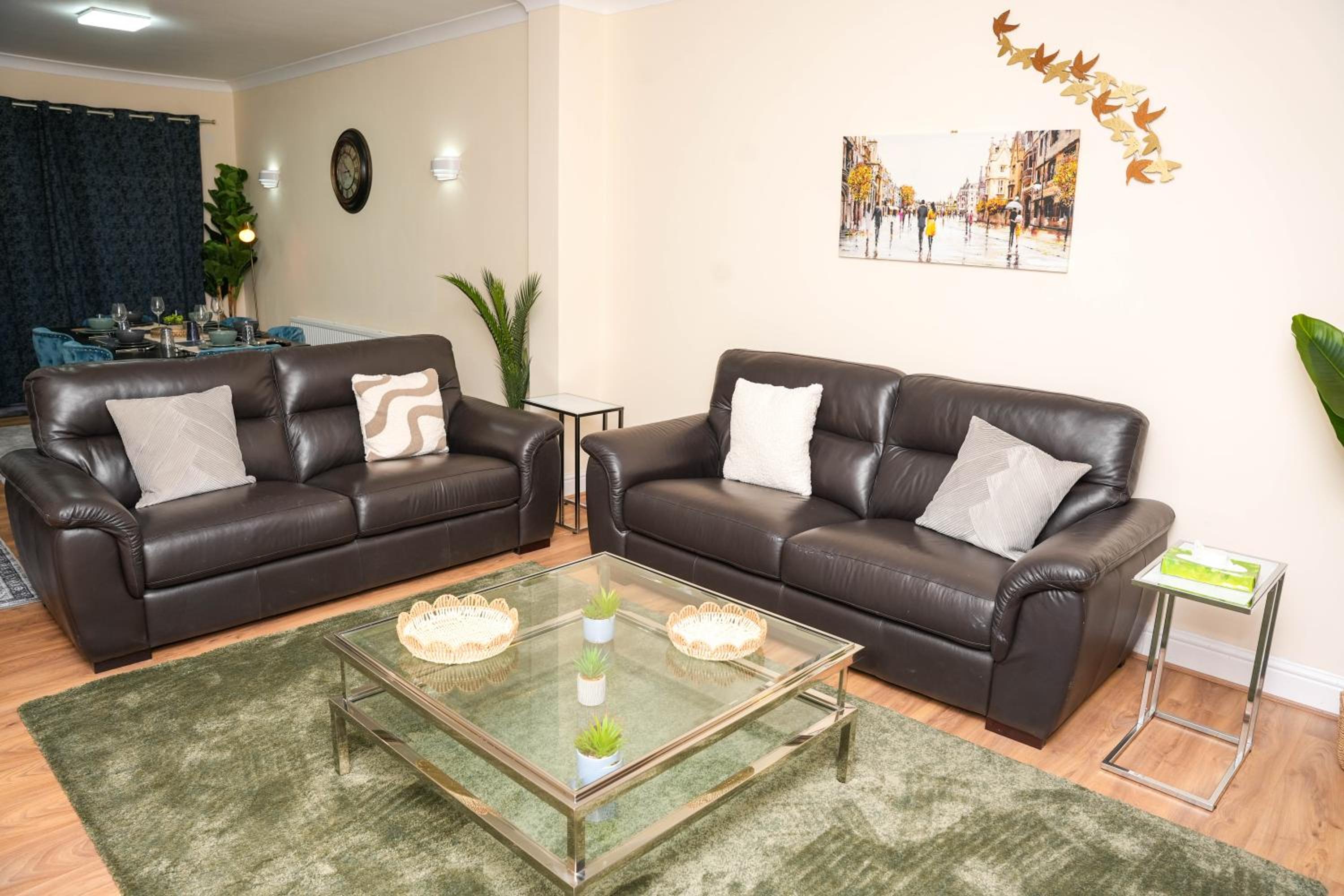 Large 4 Bedroom House Near Heathrow and M4 Free Parking