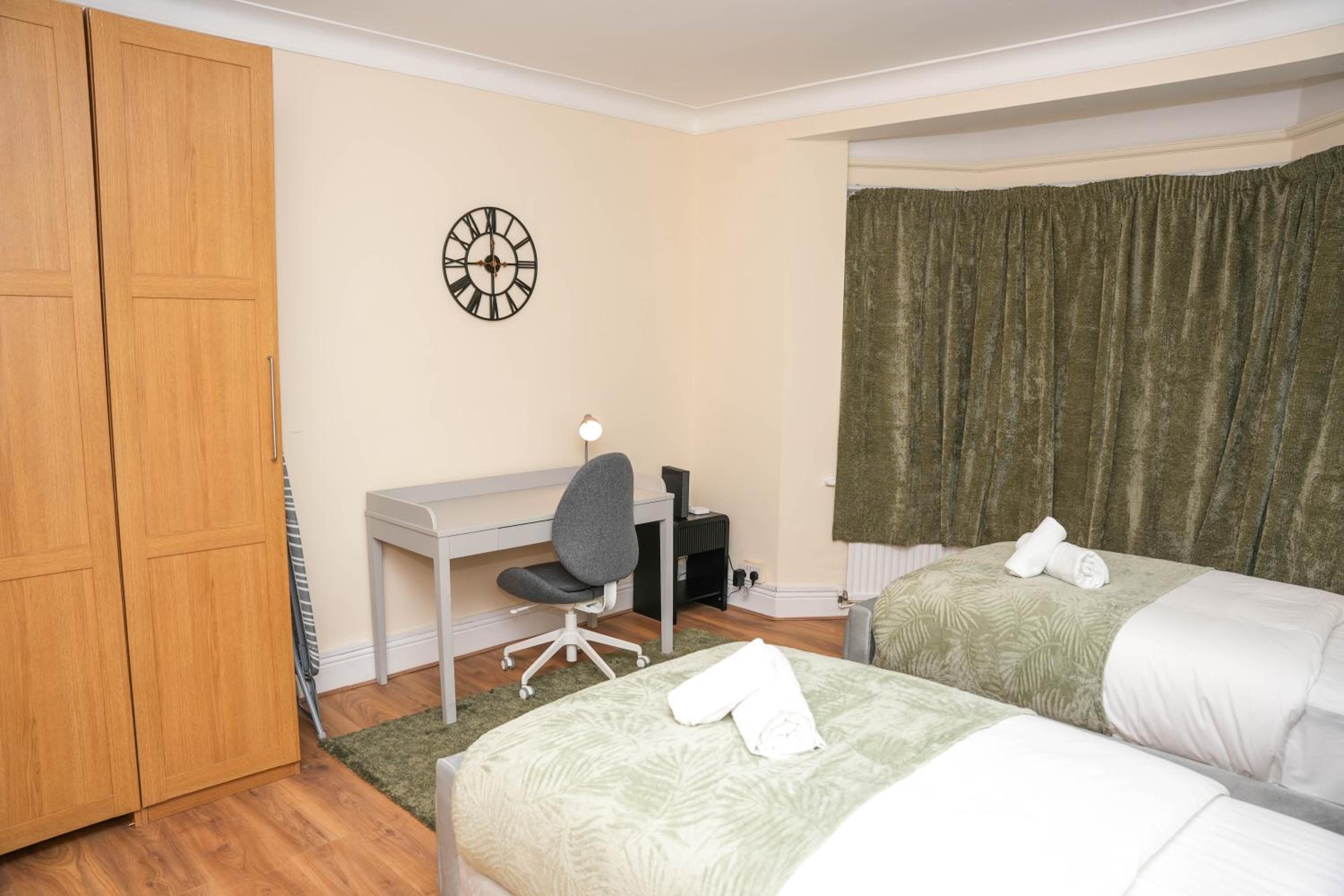 Large 4 Bedroom House Near Heathrow and M4 Free Parking