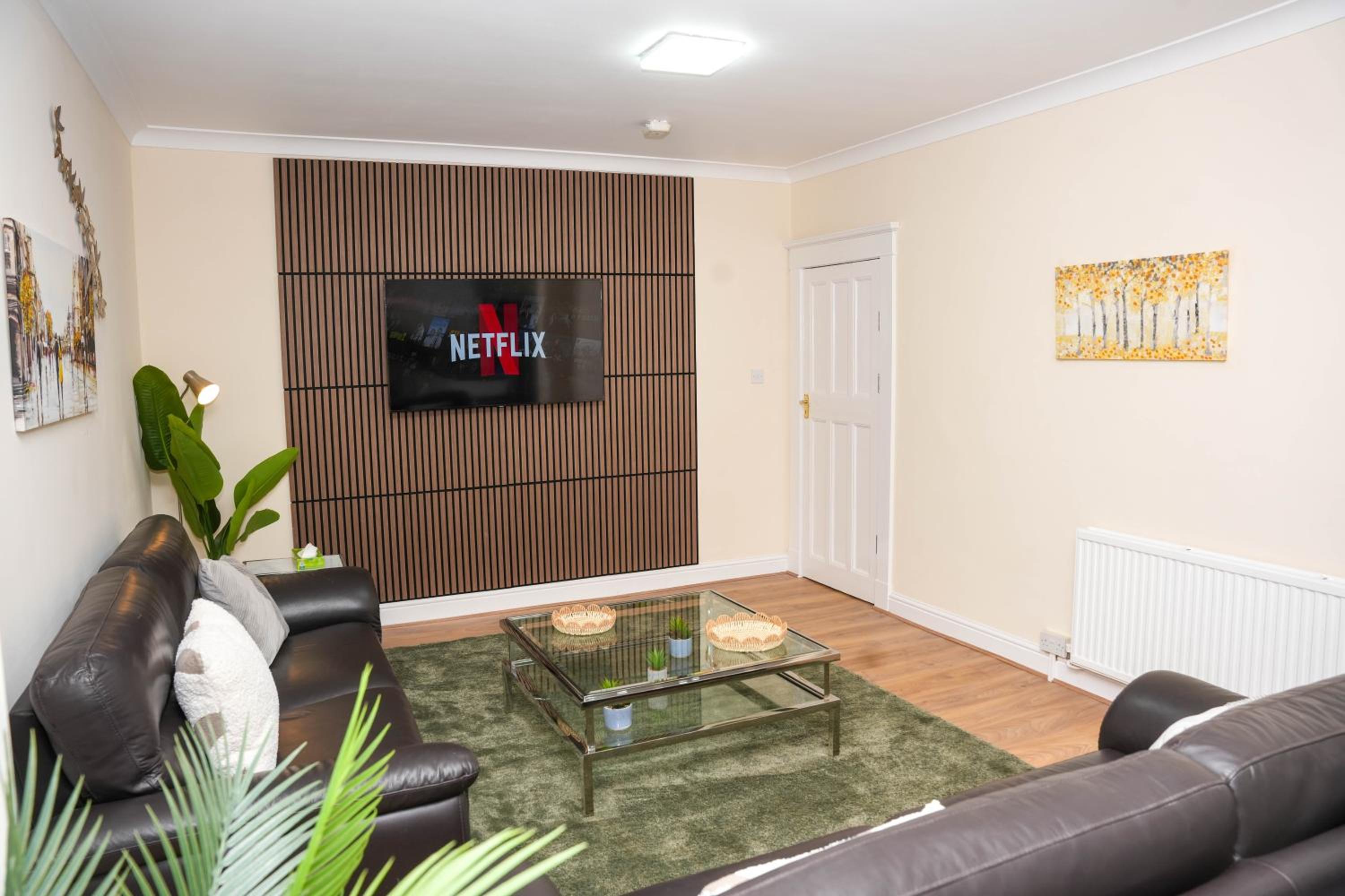 Large 4 Bedroom House Near Heathrow and M4 Free Parking