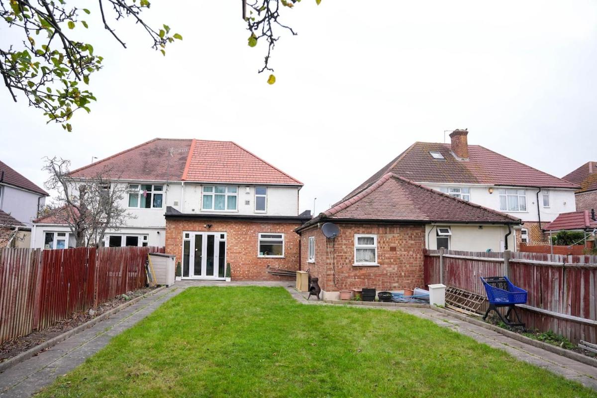 Large 4 Bedroom House Near Heathrow and M4 Free Parking