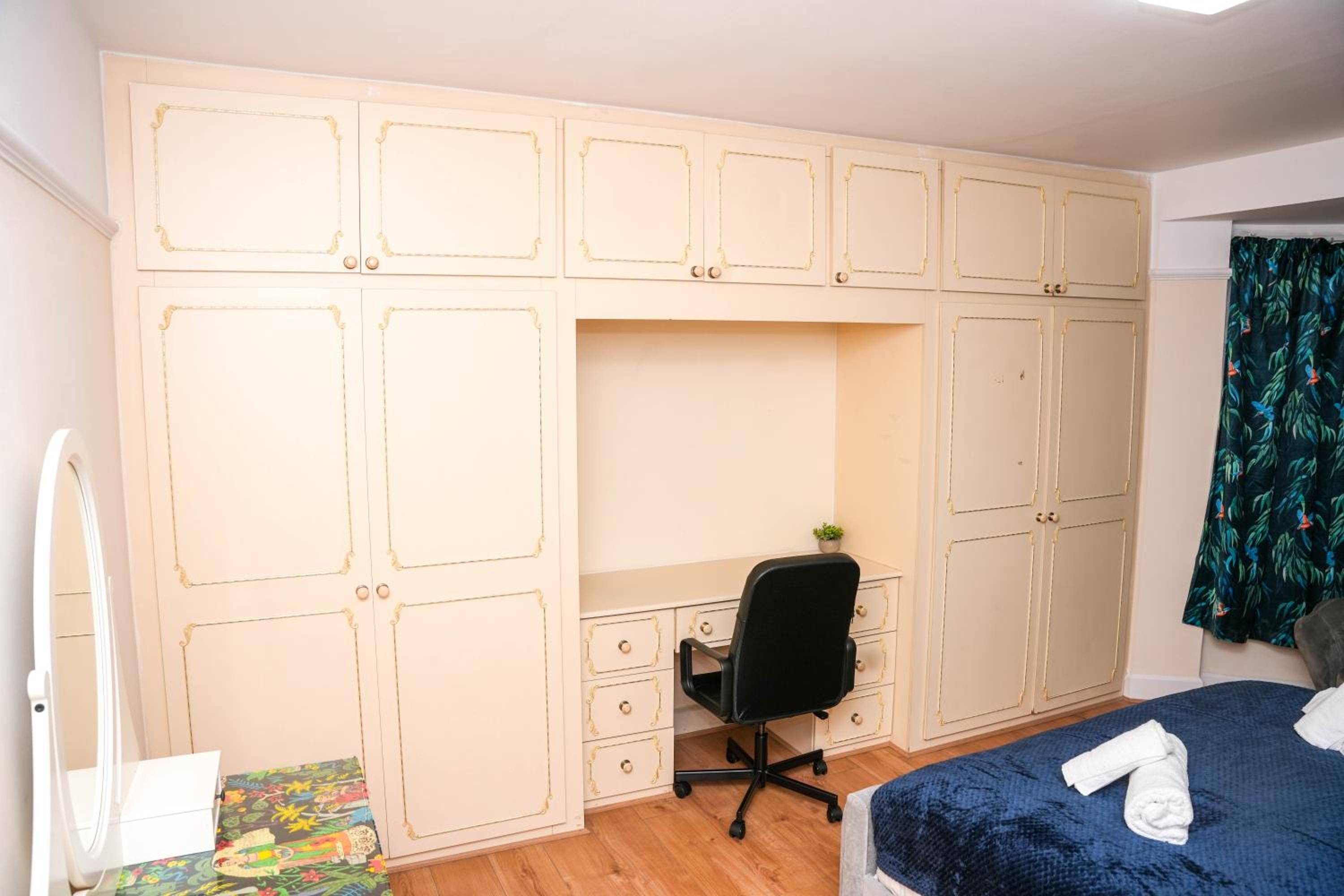 Large 4 Bedroom House Near Heathrow and M4 Free Parking