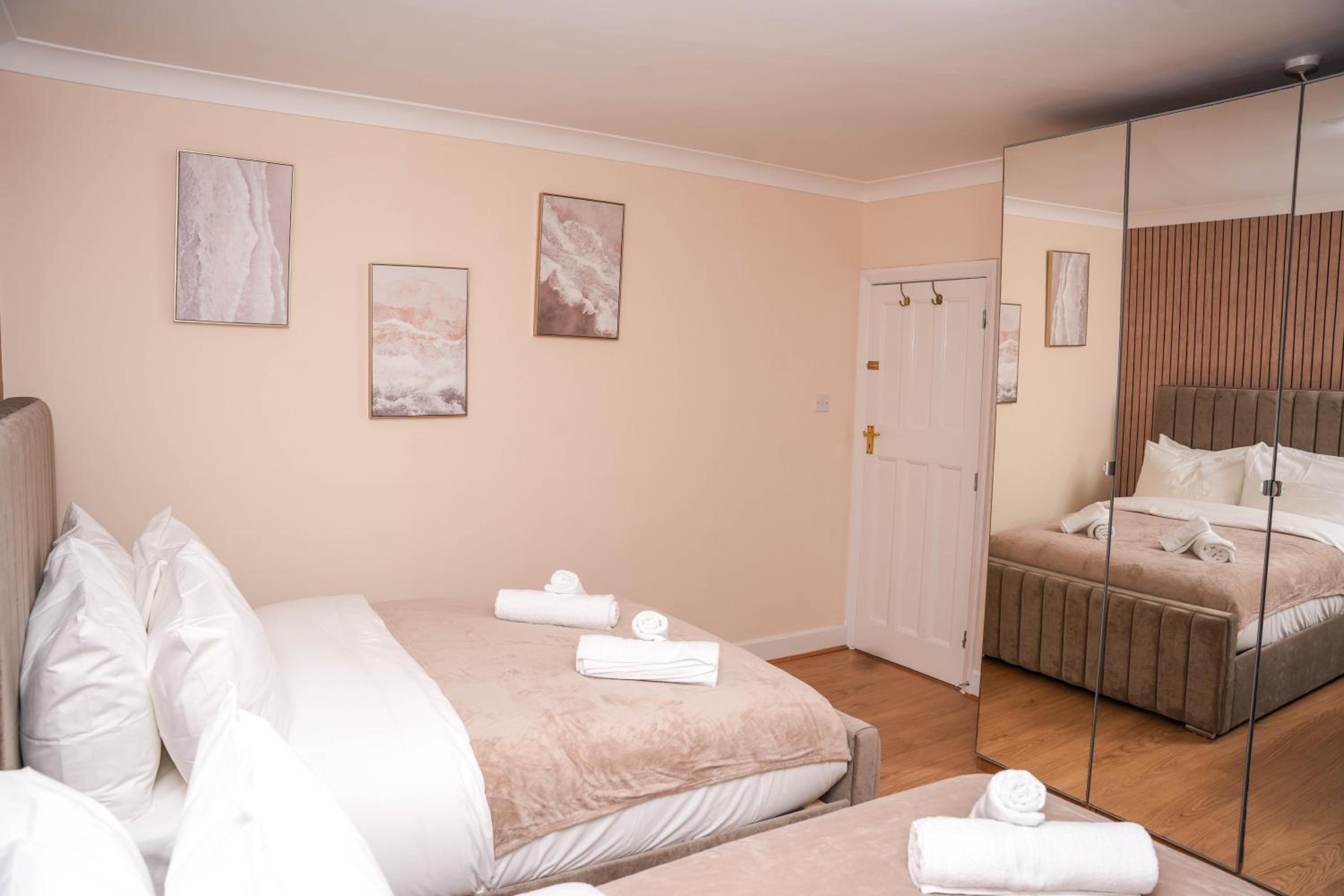 Large 4 Bedroom House Near Heathrow and M4 Free Parking