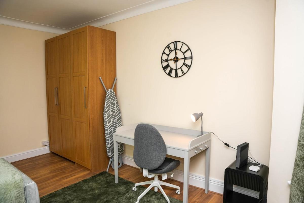 Large 4 Bedroom House Near Heathrow and M4 Free Parking